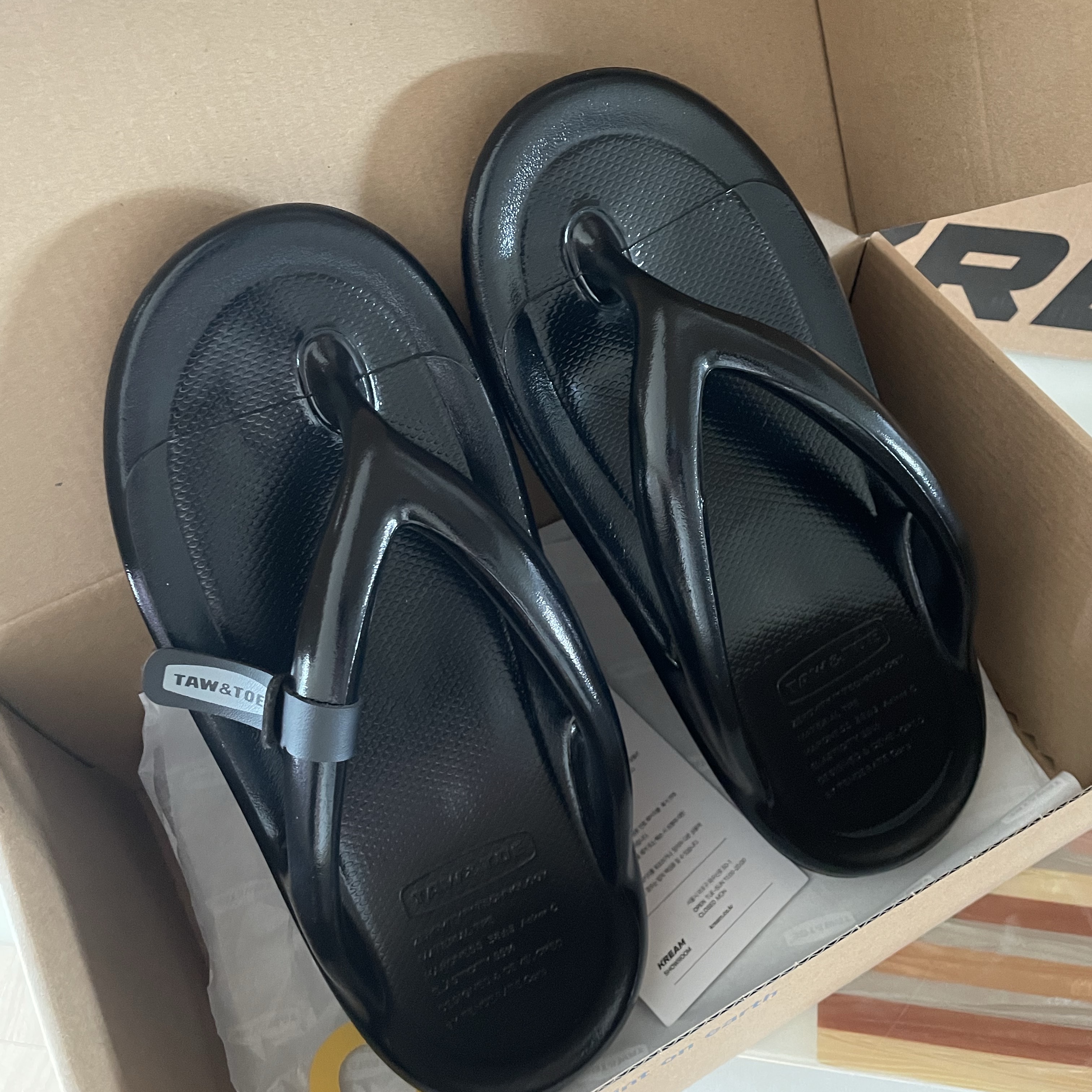Taw&Toe Flip Flop Zerovity OG Glossy Black 착용 스타일 - 2
