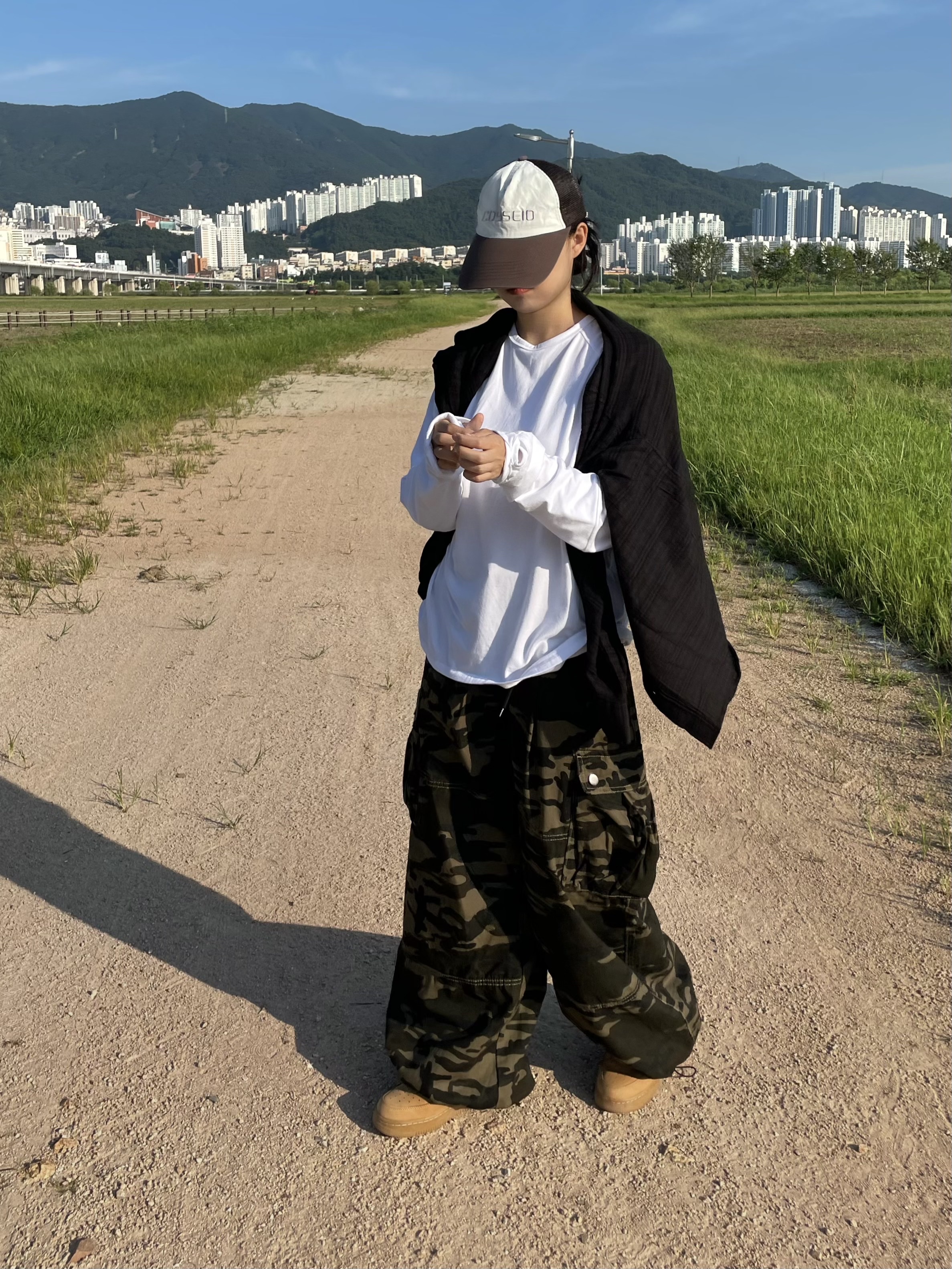 Nike x Supreme Air Force 1 Low Flax, Supreme x Koss Portapro Headphones White - 23FW 착용 스타일 - 1