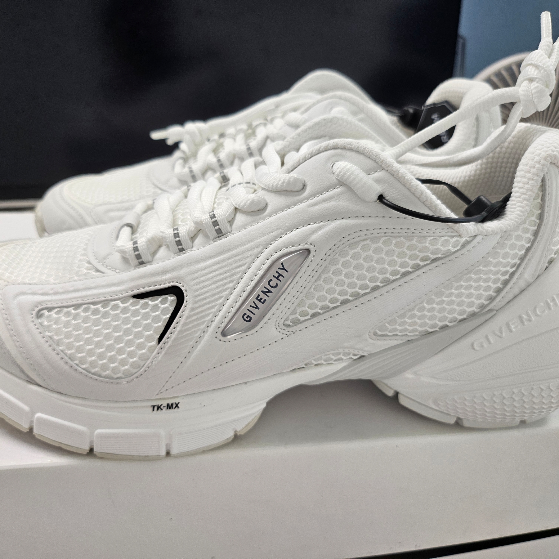 Givenchy TK-MX Runner Sneakers in Mesh Ivory 착용 스타일
