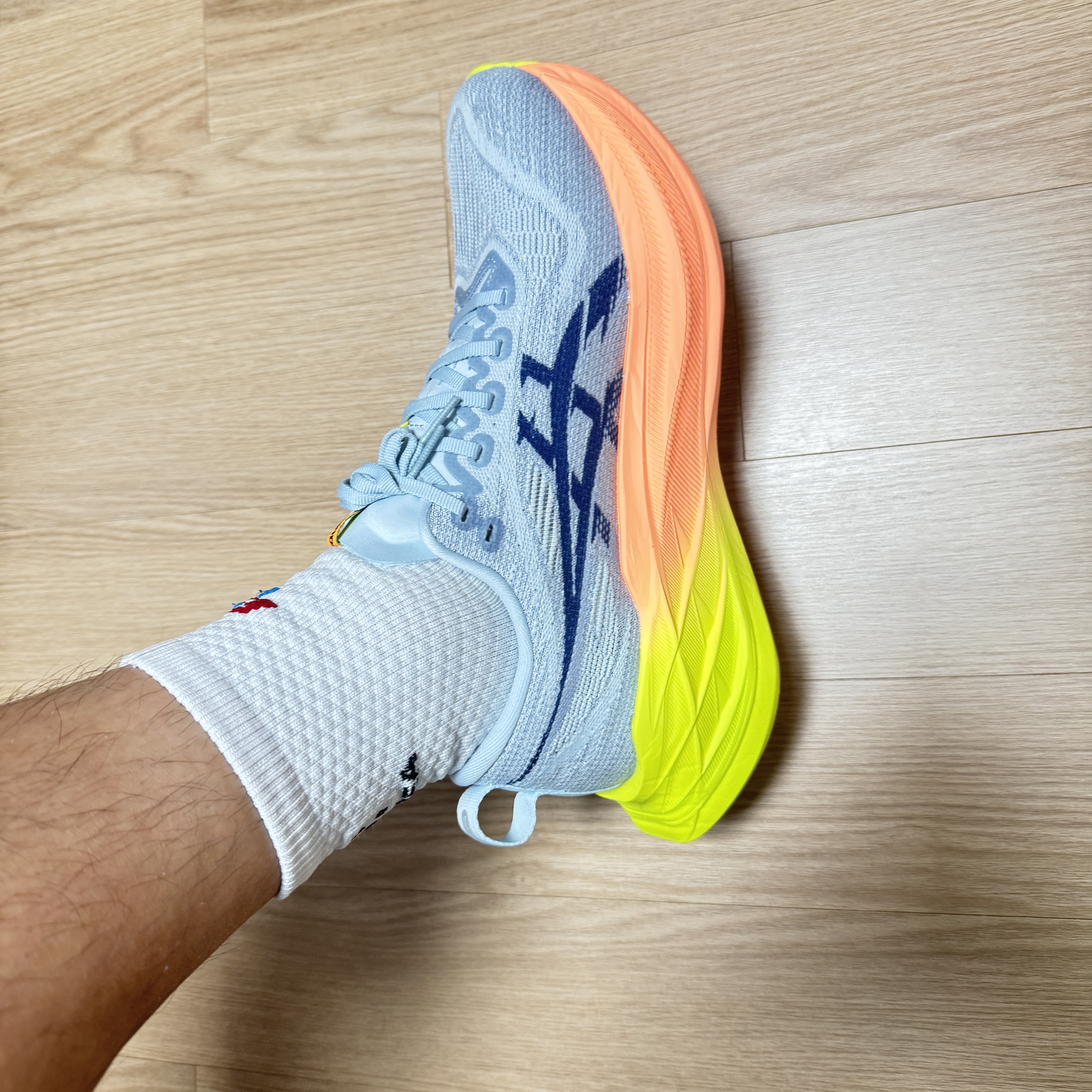 Asics Superblast 2 Paris Cool Grey Safety Yellow 착용 스타일 - 2