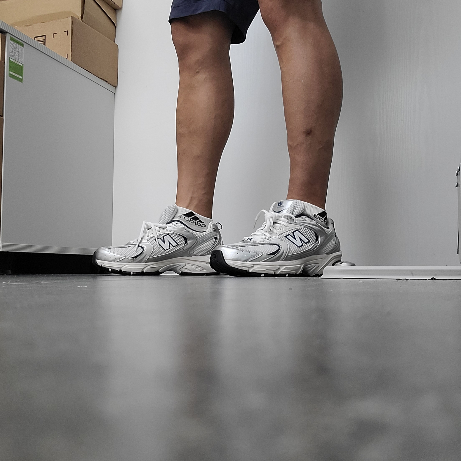 New Balance 530 Steel Grey 착용 스타일 - 2