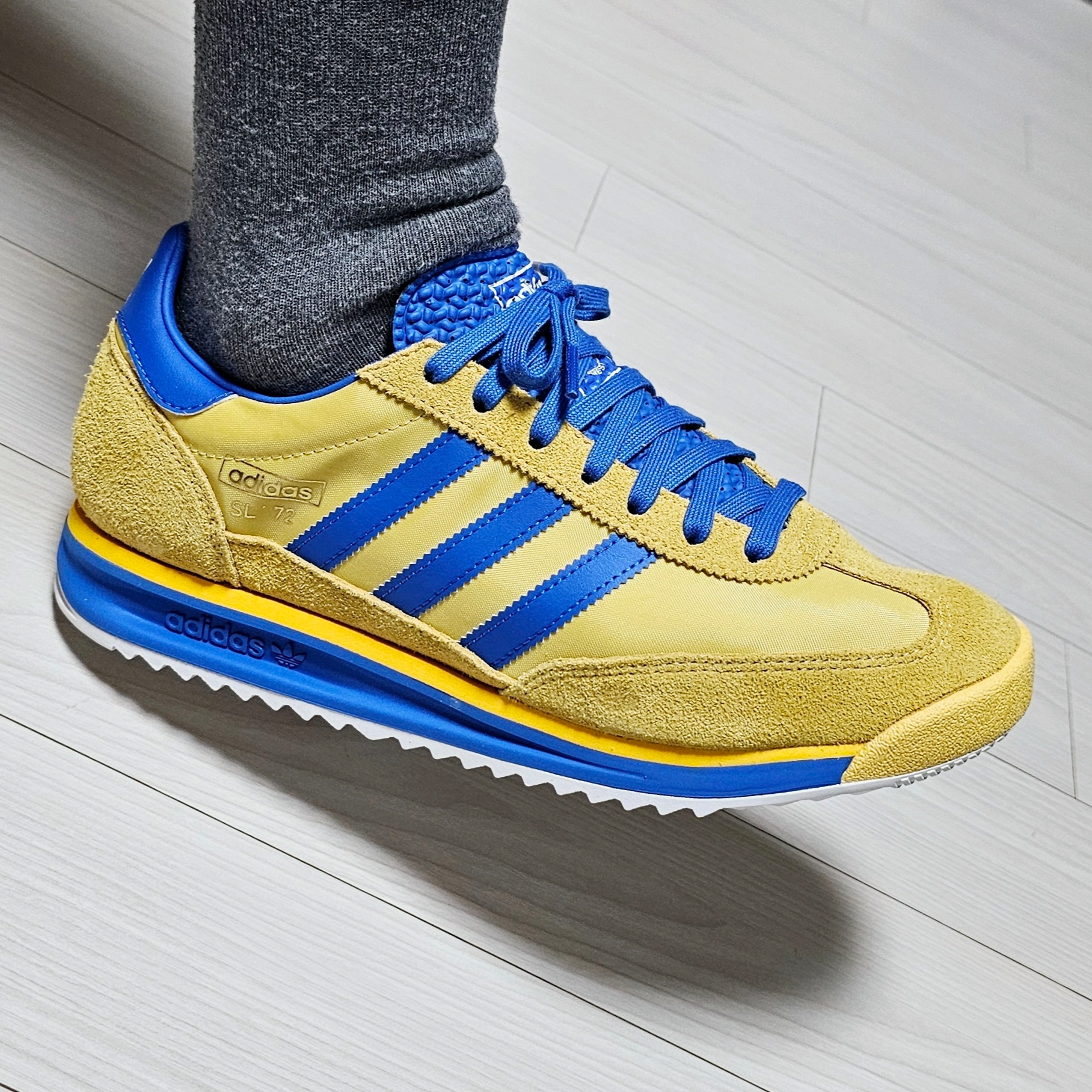Adidas SL 72 RS Utility Yellow Bright Royal 착용 스타일