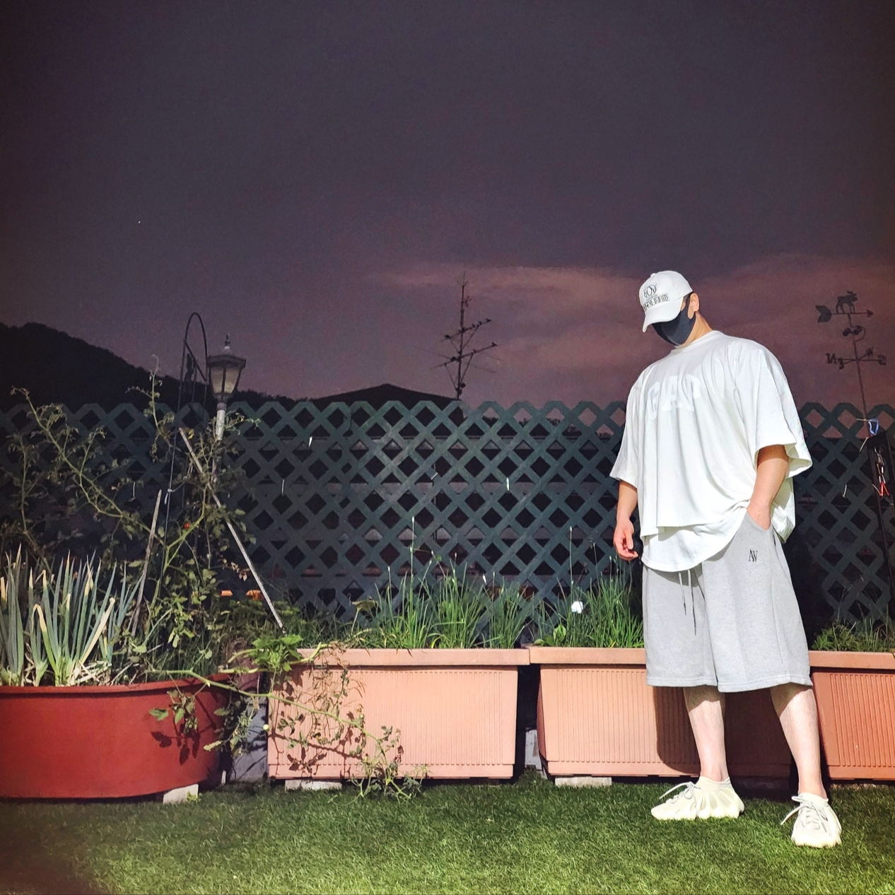Yeezy Gap Engineered By Balenciaga Dove No Seam T-Shirt White, Adidas Yeezy 450 Cloud White 착용 스타일 - 1