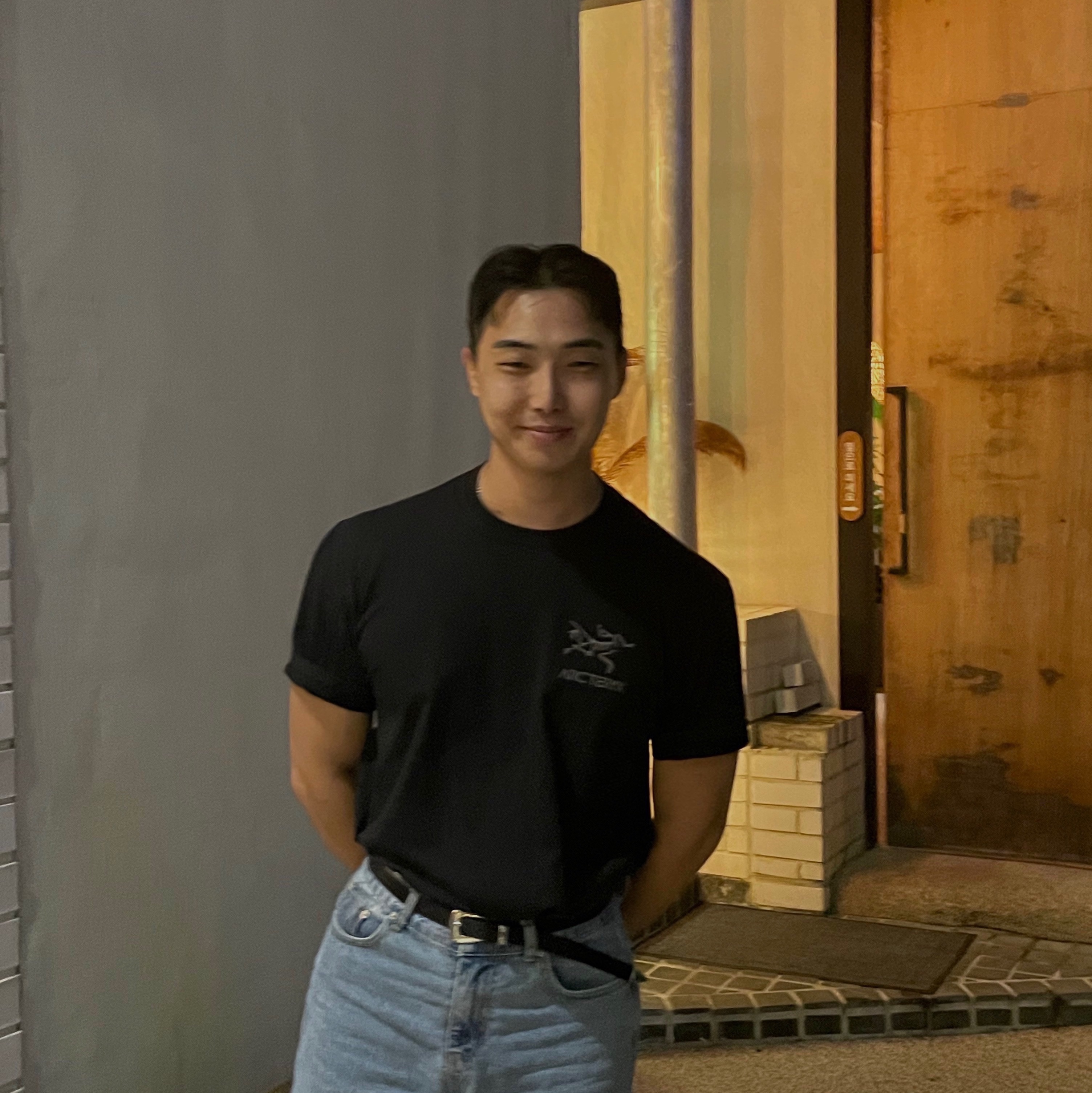 Arc'teryx System A Solarium SS T-Shirt Blackite Solid 착용 스타일
