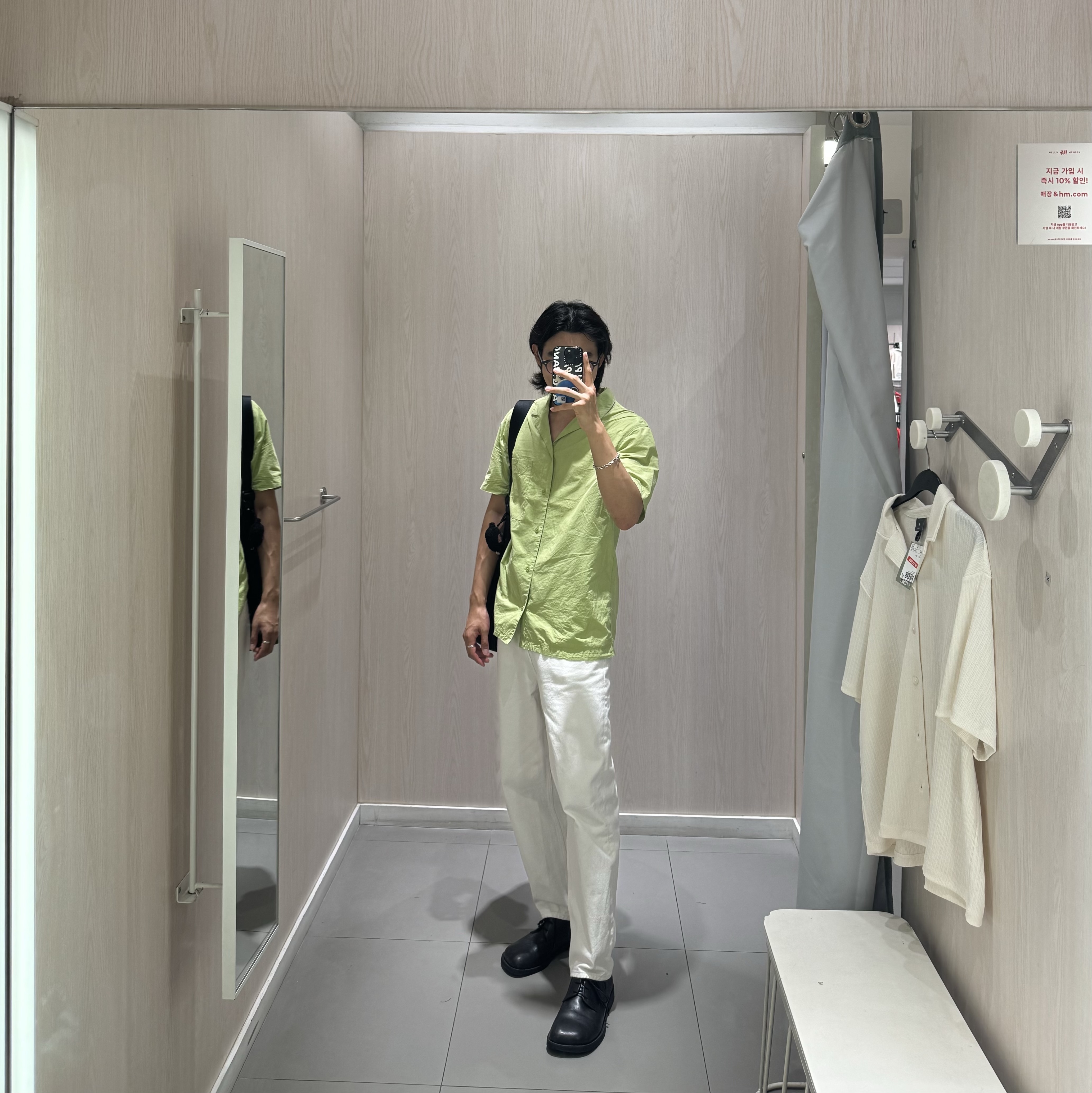 COS Smocked Crossbody Bag Black, Kinchi Duck.B - 521 (a) Black 착용 스타일