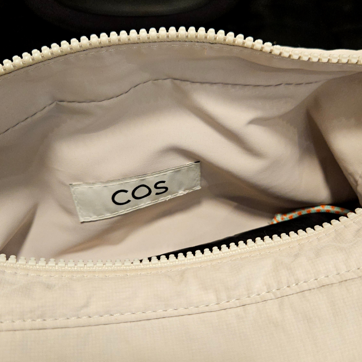 COS Nylon Crossbody Saddle Bag Light Grey Stone 착용 스타일 - 5