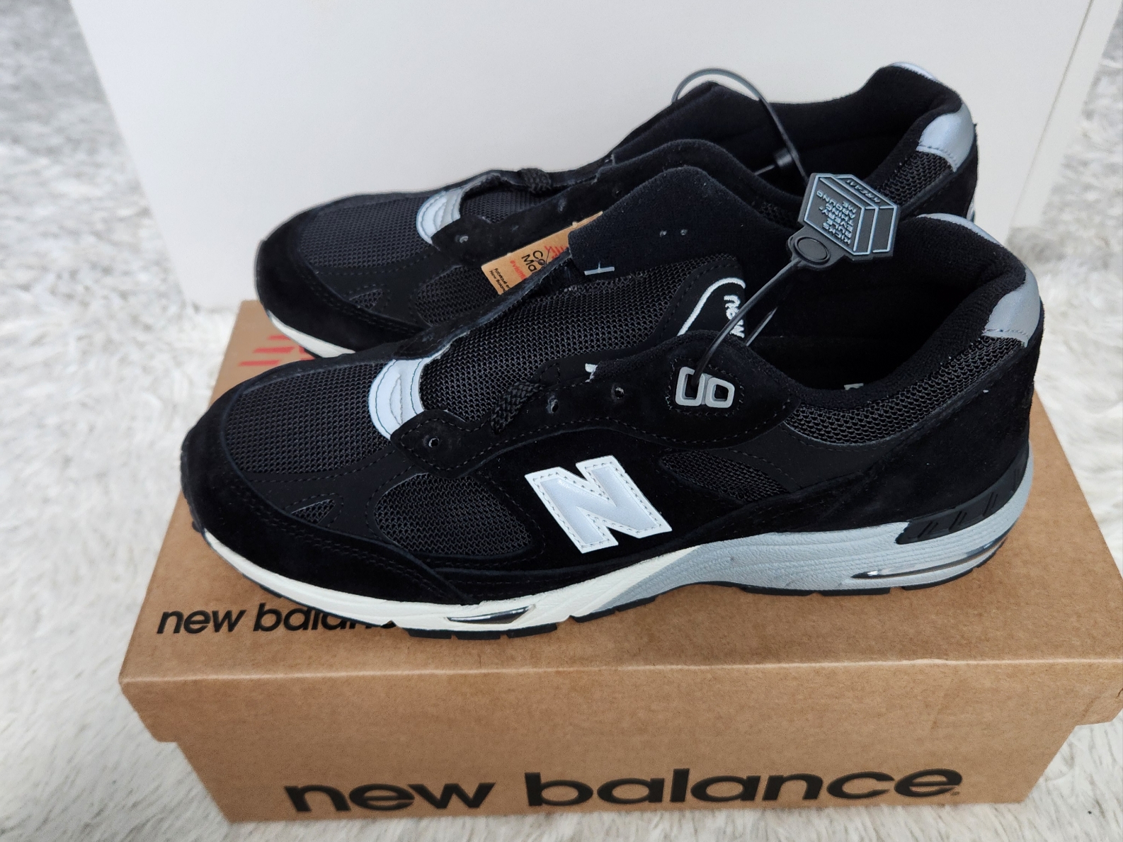 (W) New Balance 991 Made in UK Black Silver 착용 스타일