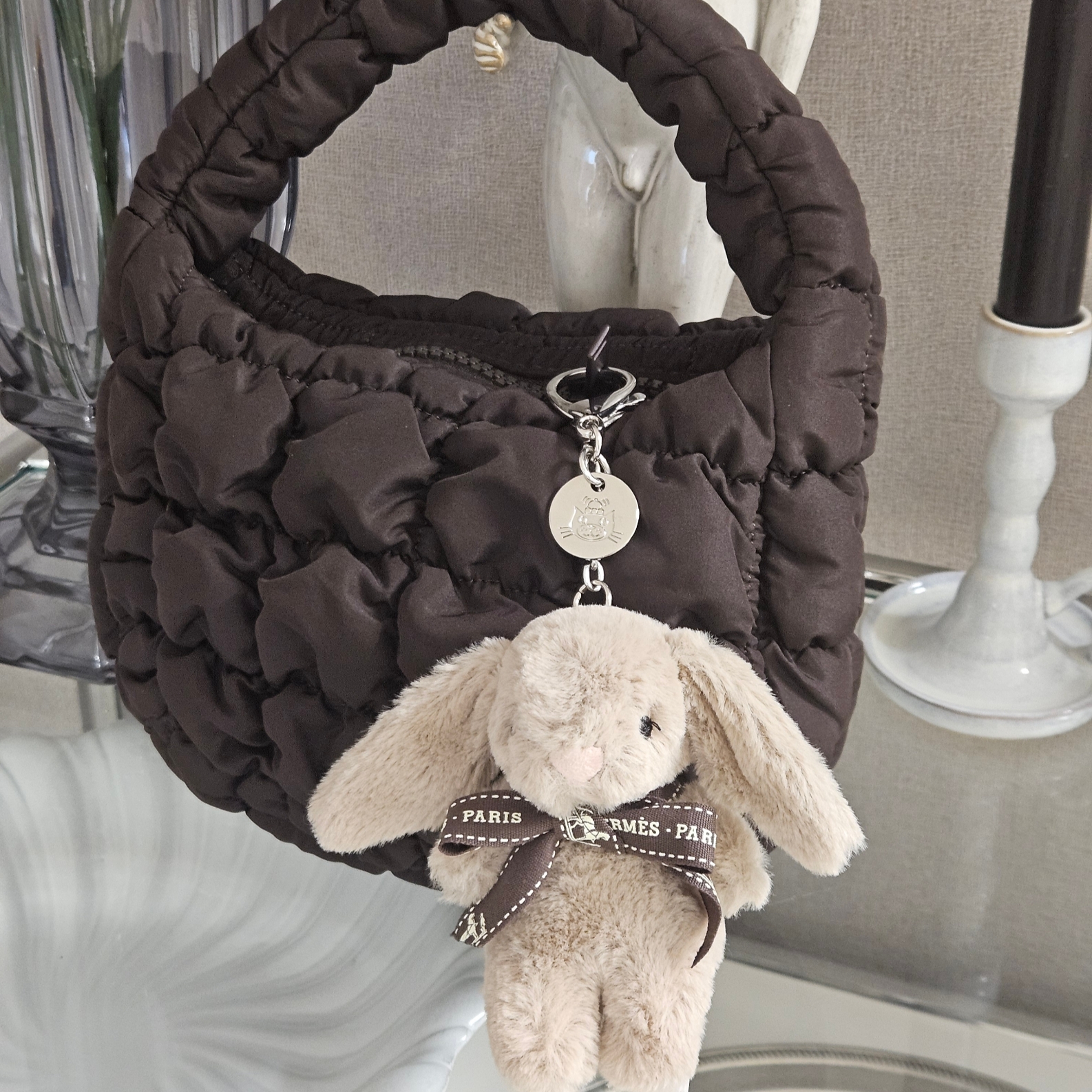 COS Quilted Micro Bag Dark Brown, Jellycat Bashful Bunny Bag Charm Beige 착용 스타일 - 1