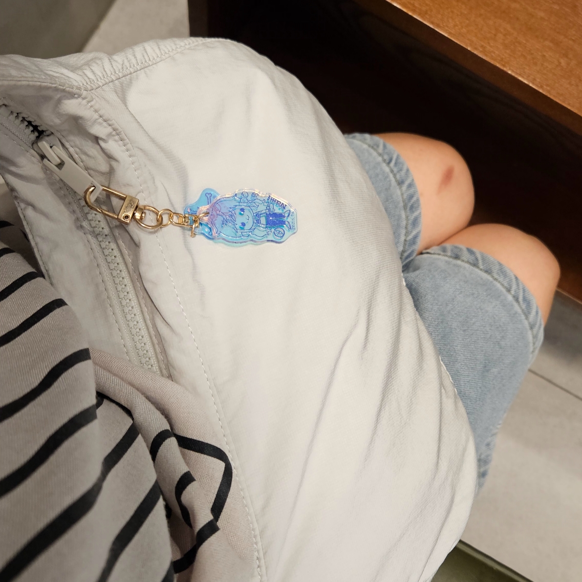 COS Nylon Crossbody Saddle Bag Light Grey Stone 착용 스타일 - 7