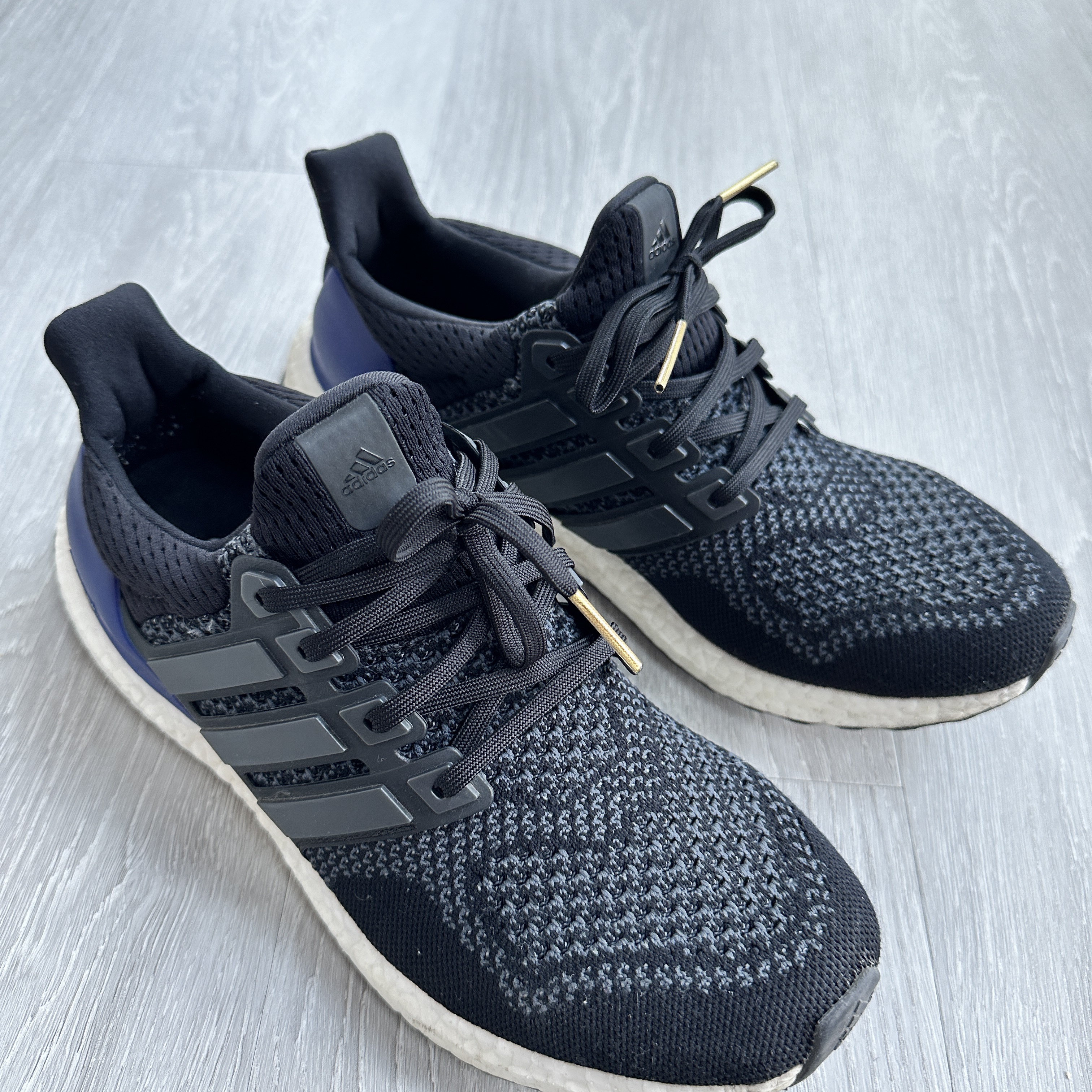 Adidas Ultraboost 1.0 Black Gold Purple 착용 스타일