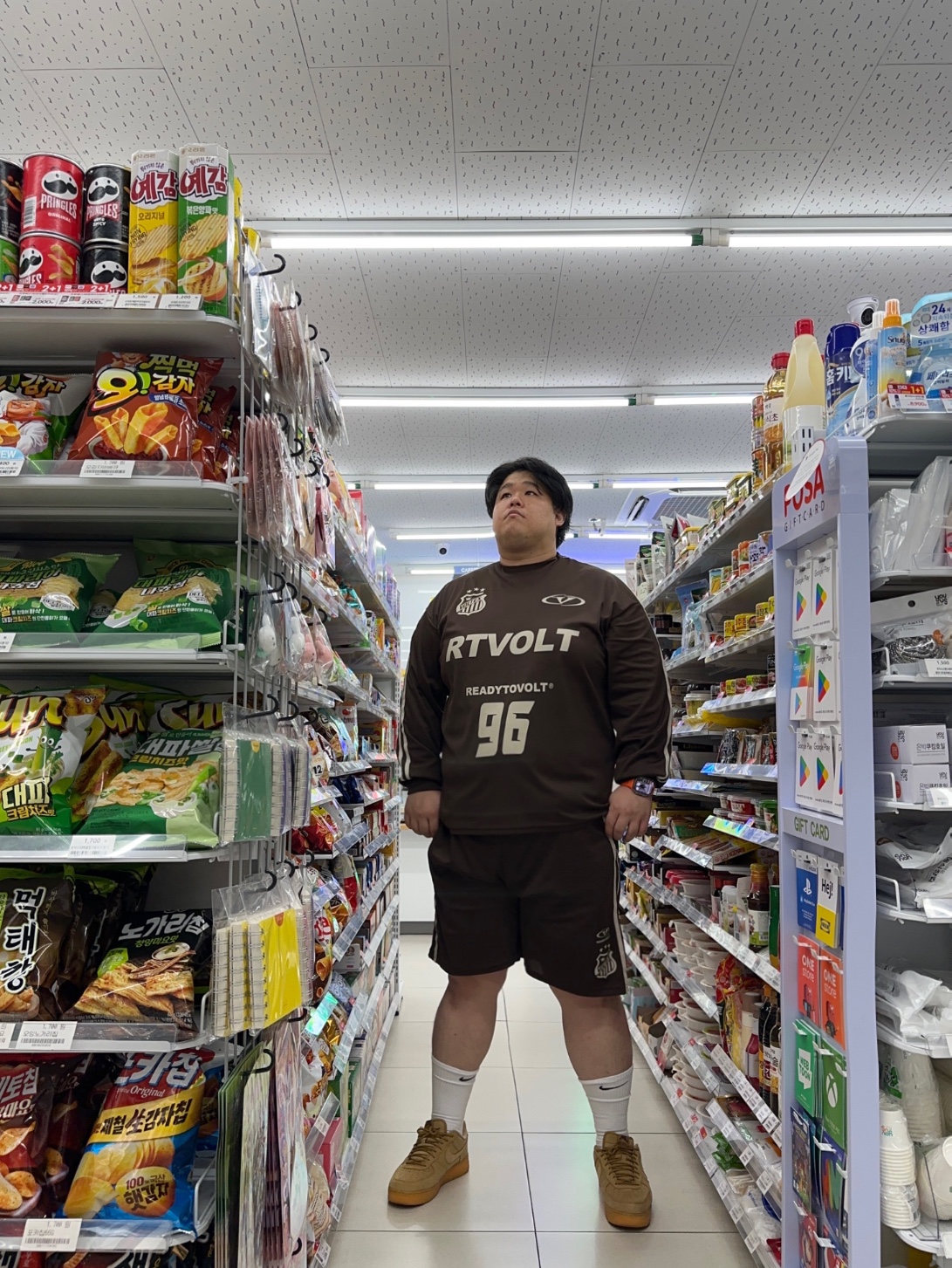 Nike Air Force 1 '07 WB Flax, Nike x Stussy Everyday Plus Cushioned Crew Socks White (3 Pack) 착용 스타일