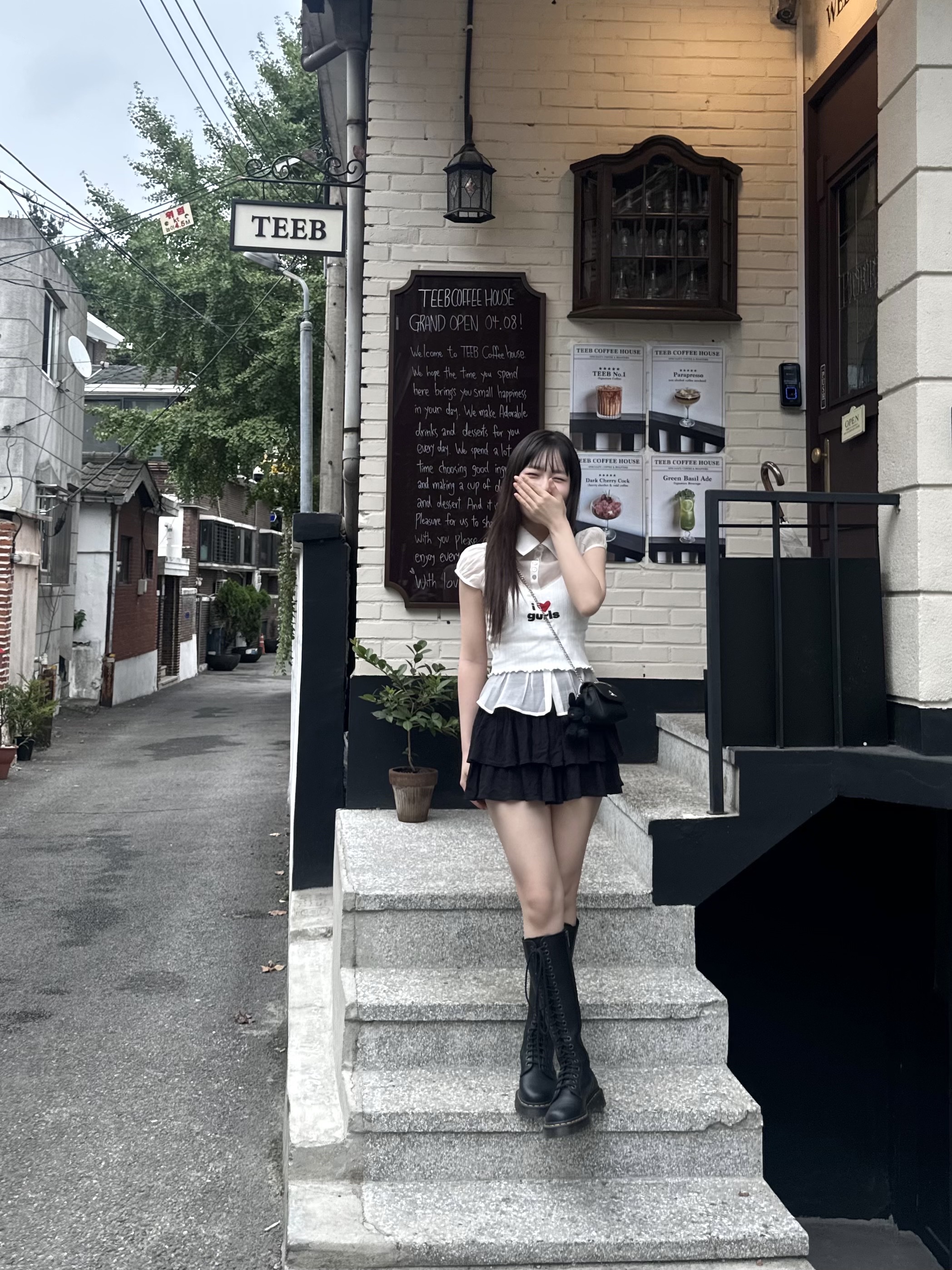 (W) Dr. Martens 1B60 Bex Boots Black, Vivienne Westwood Saffiano Biogreen Small Purse Cross Bag Black 착용 스타일 - 1