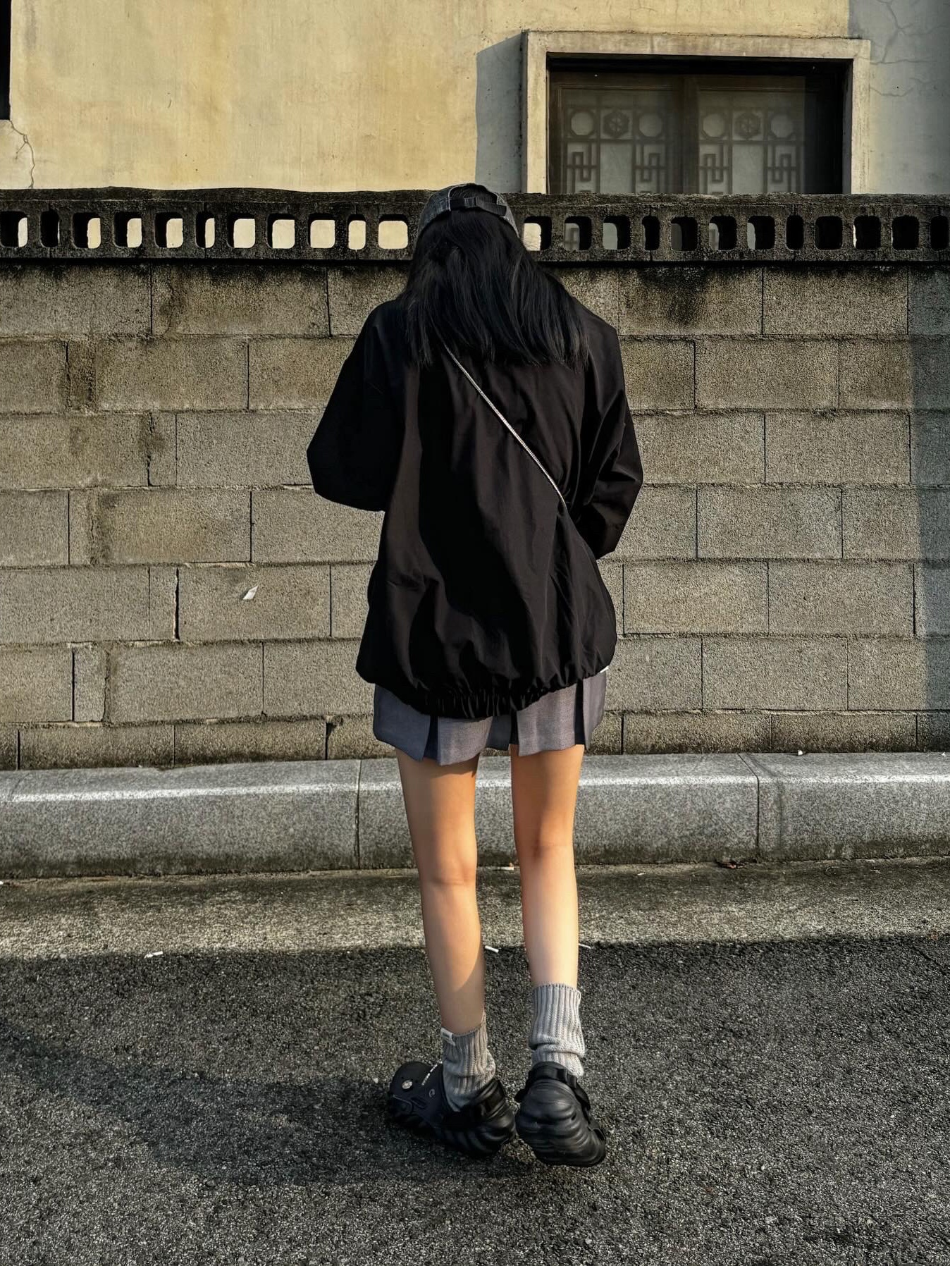 Supreme Coated Denim Camp Cap Black - 24SS, Crocs x Feng Chen Wang Echo Clog Black 착용 스타일 - 2