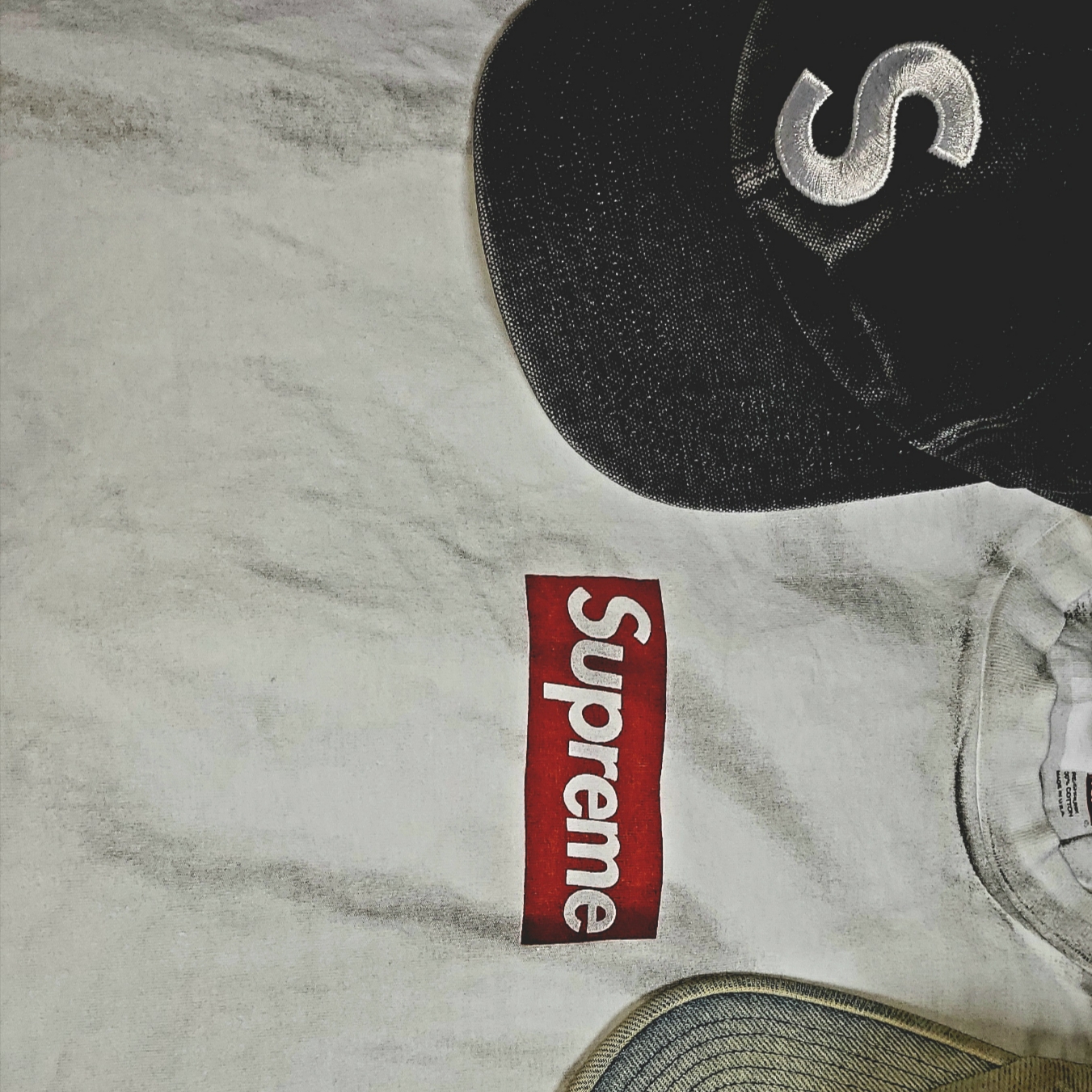 Supreme Washed Chino Twill Camp Cap Dirty Indigo - 24SS, Supreme x MM6 Maison Margiela Box Logo T-Shirt White - 24SS 착용 스타일 - 2