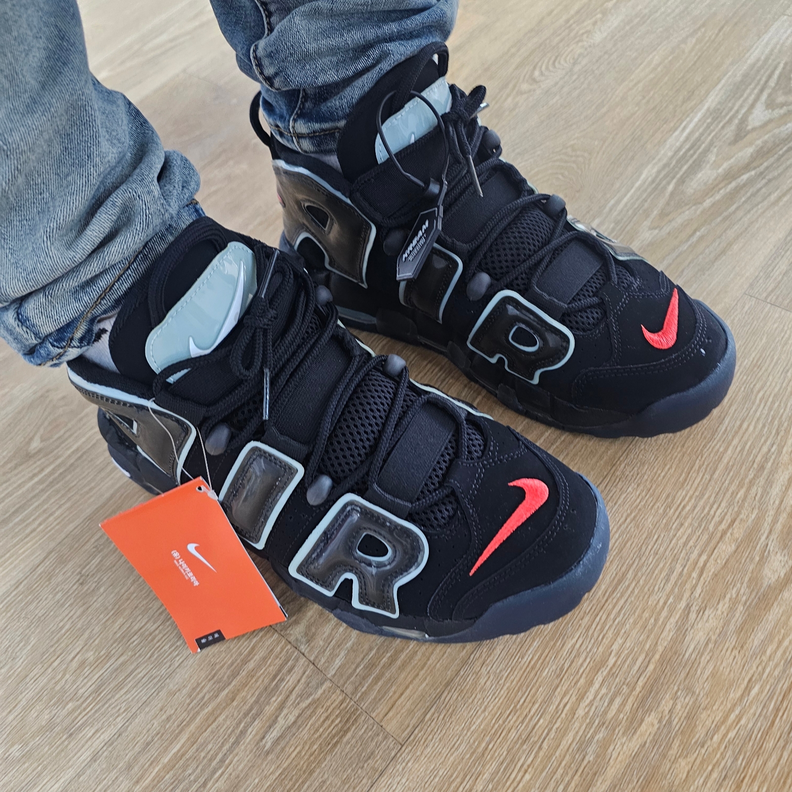 Nike Air More Uptempo 96 Maximum Volume 착용 스타일 - 1