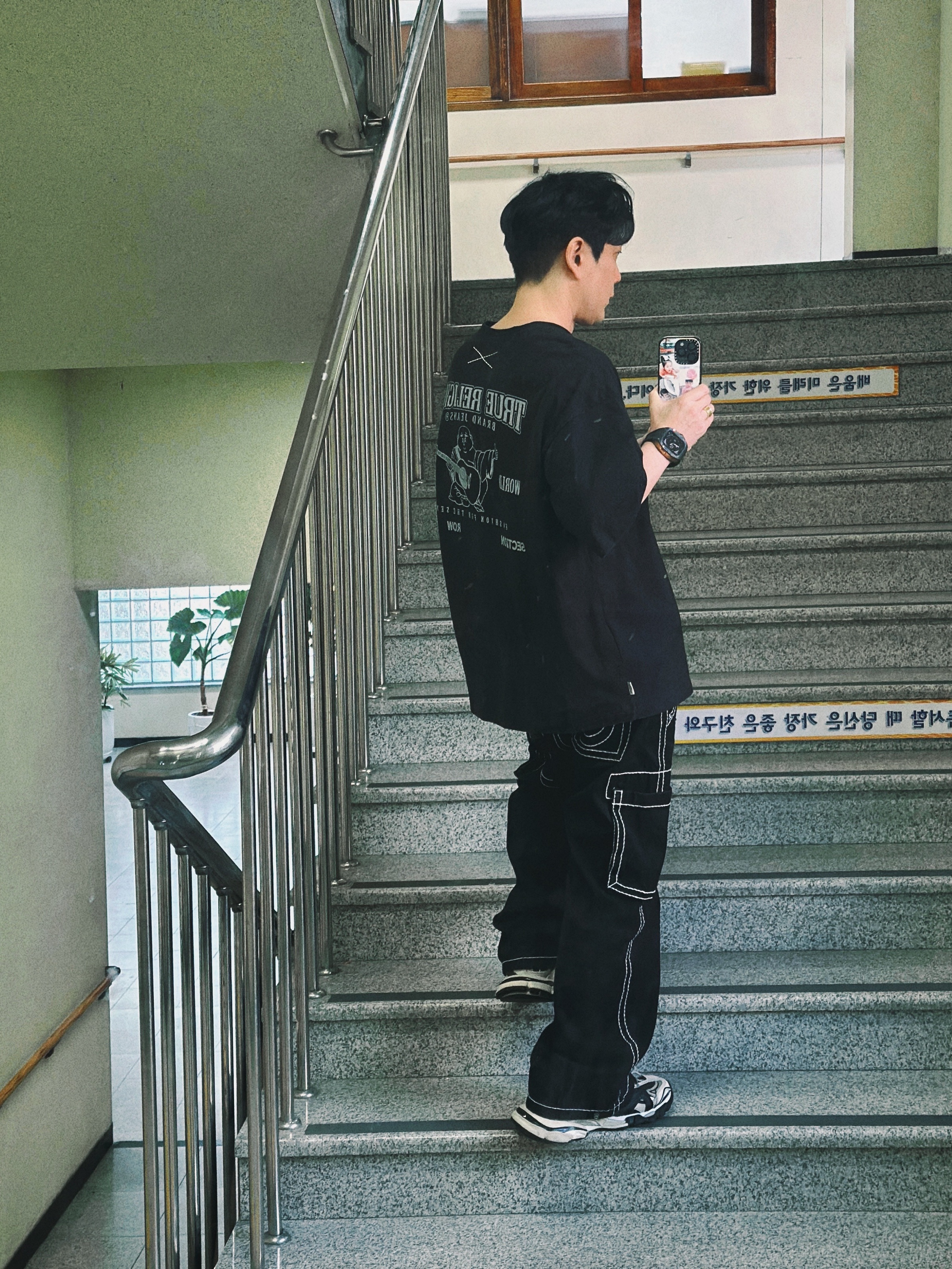 True Religion TR O.G T-Shirt Black, True Religion Classic Cargo Pants Mk-1 Black 착용 스타일 - 2