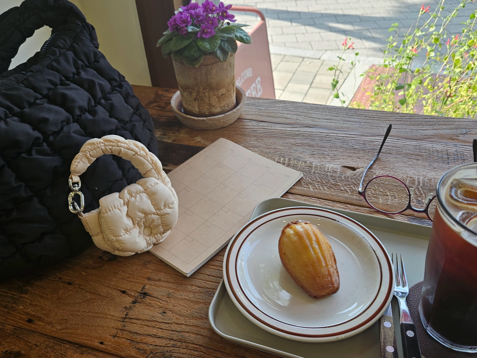 COS Quilted Messenger Bag Black, COS Quilted Nano Bag Beige 착용 스타일 - 1