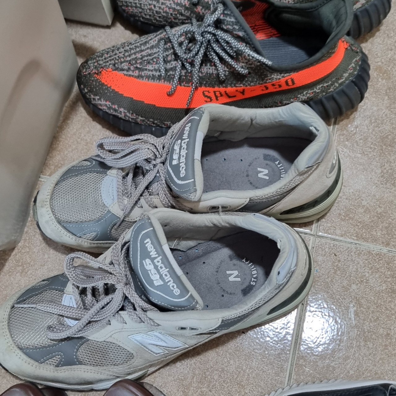 Adidas Yeezy Boost 350 V2 Carbon Beluga, New Balance 991 Made in UK Grey 착용 스타일