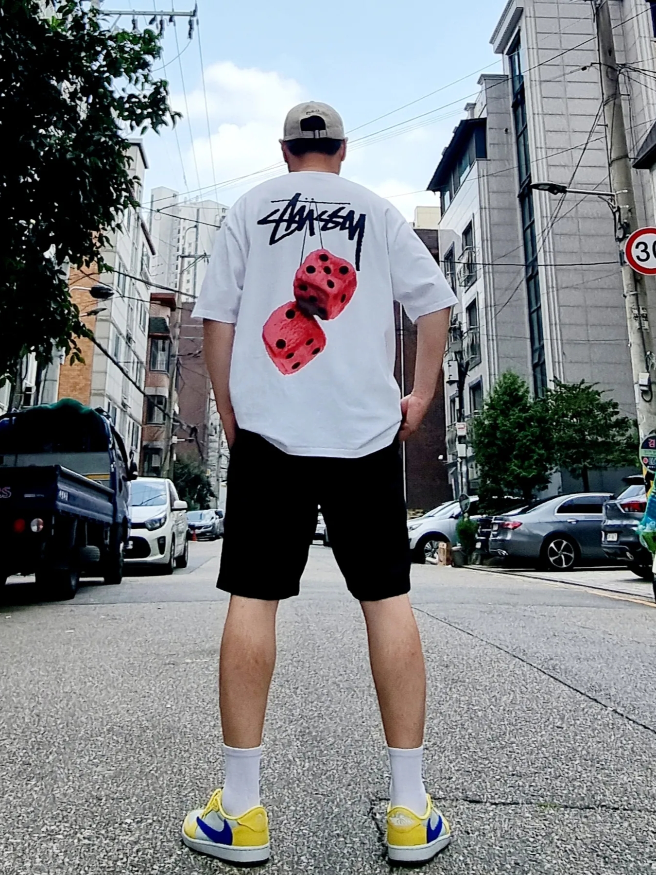 (W) Jordan 1 x Travis Scott Retro Low OG SP Canary, Stussy Fuzzy Dice T-Shirt White 착용 스타일 - 1