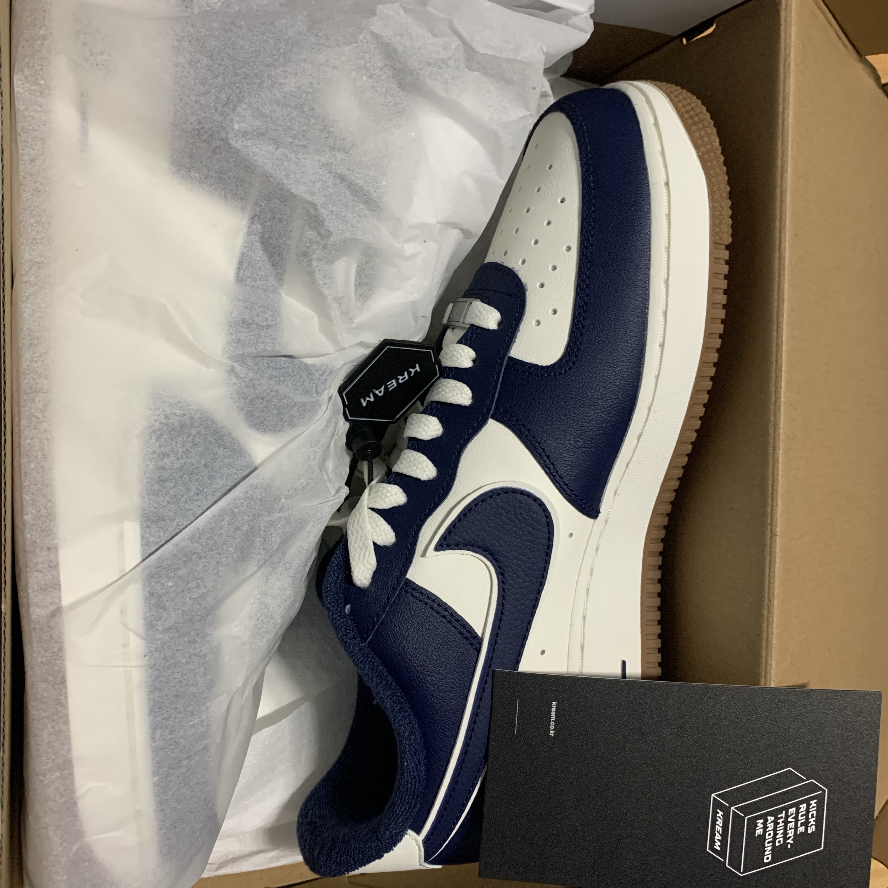 Nike Air Force 1 '07 LV8 Midnight Navy 착용 스타일 - 3