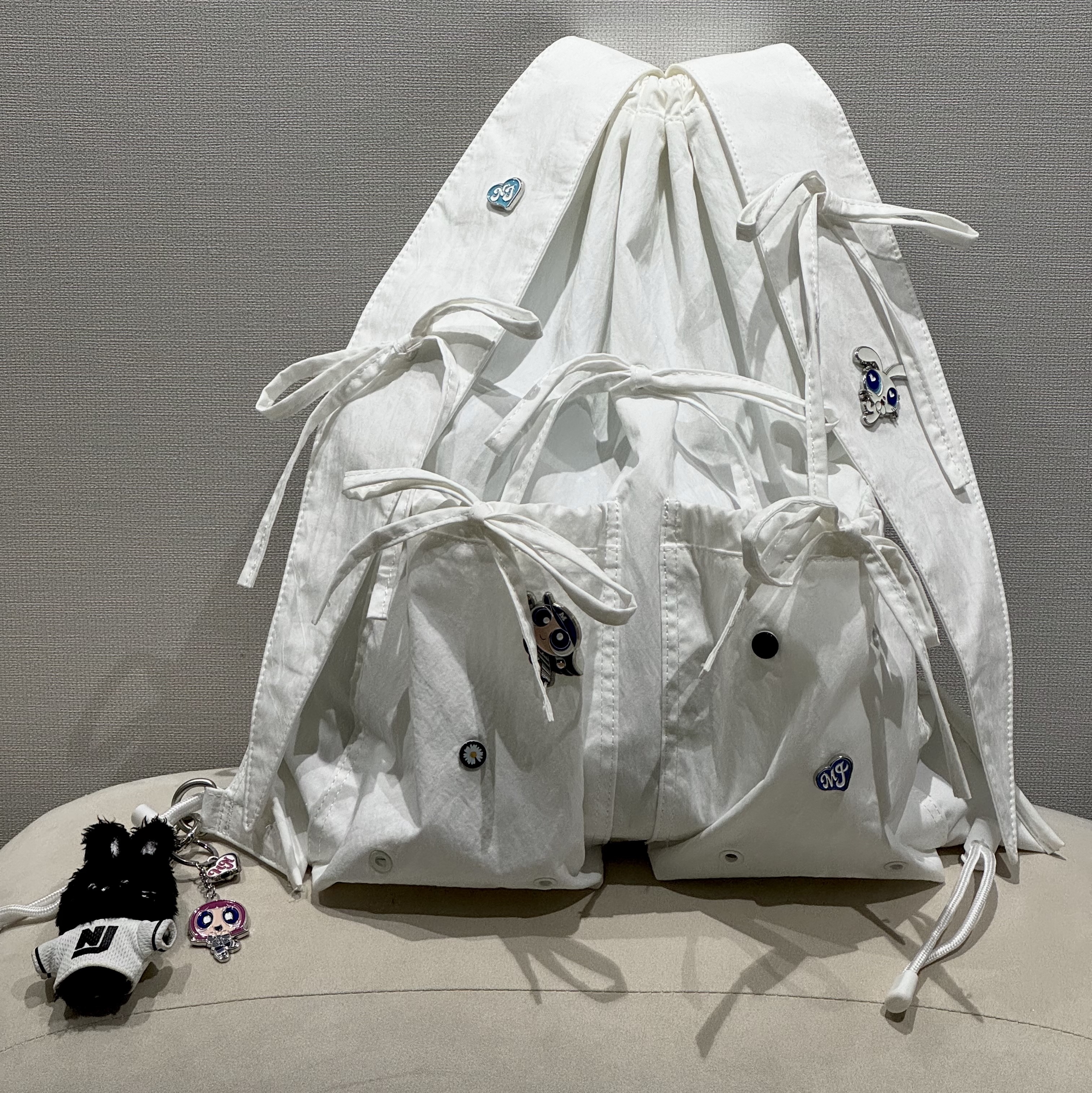 NewJeans x Coller Rabbit String Bag Snow White, NewJeans Bunini Mini Costume Keyring Black 착용 스타일 - 1