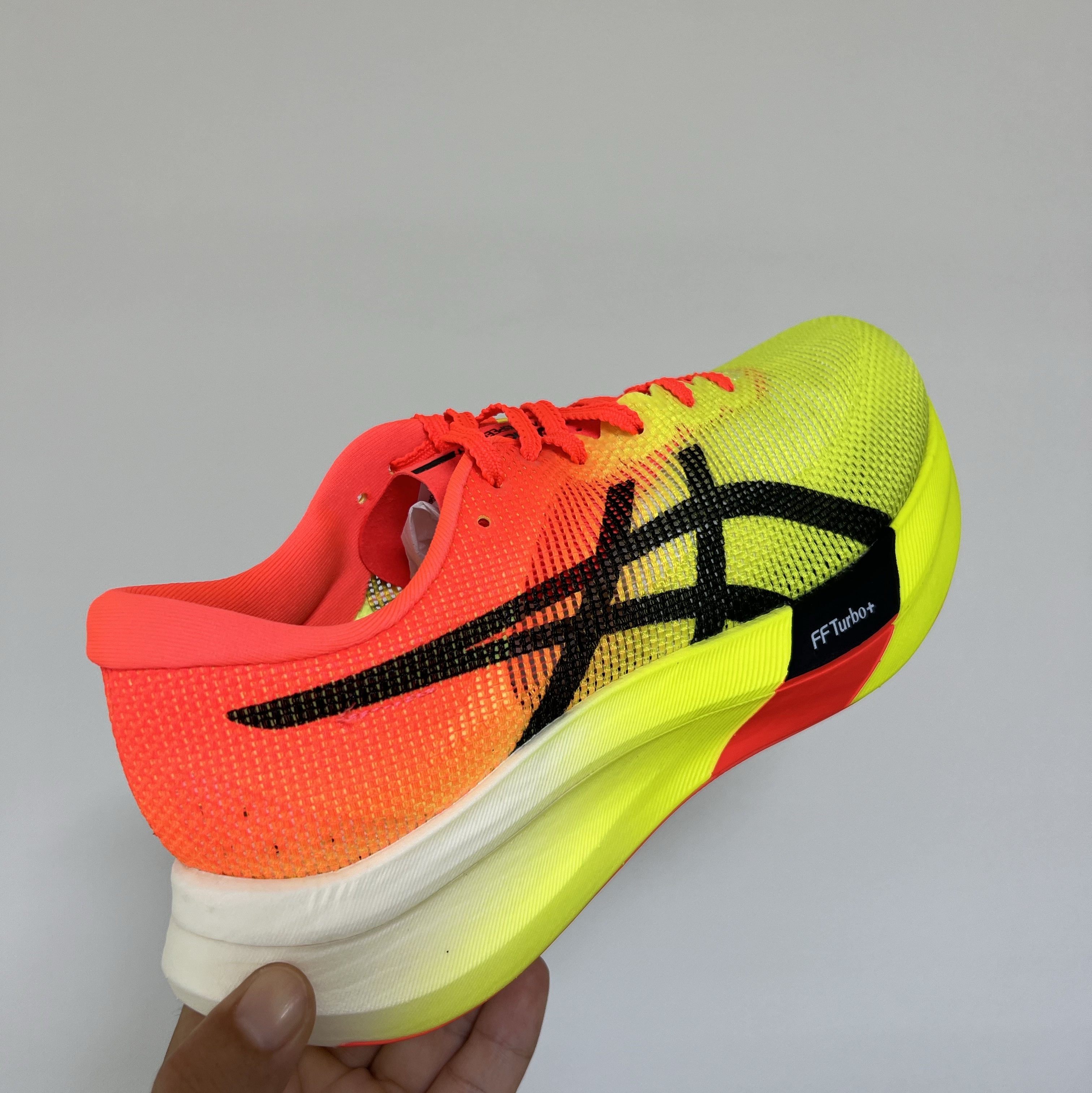 Asics Metaspeed Sky Paris Safety Yellow Black 착용 스타일 - 2