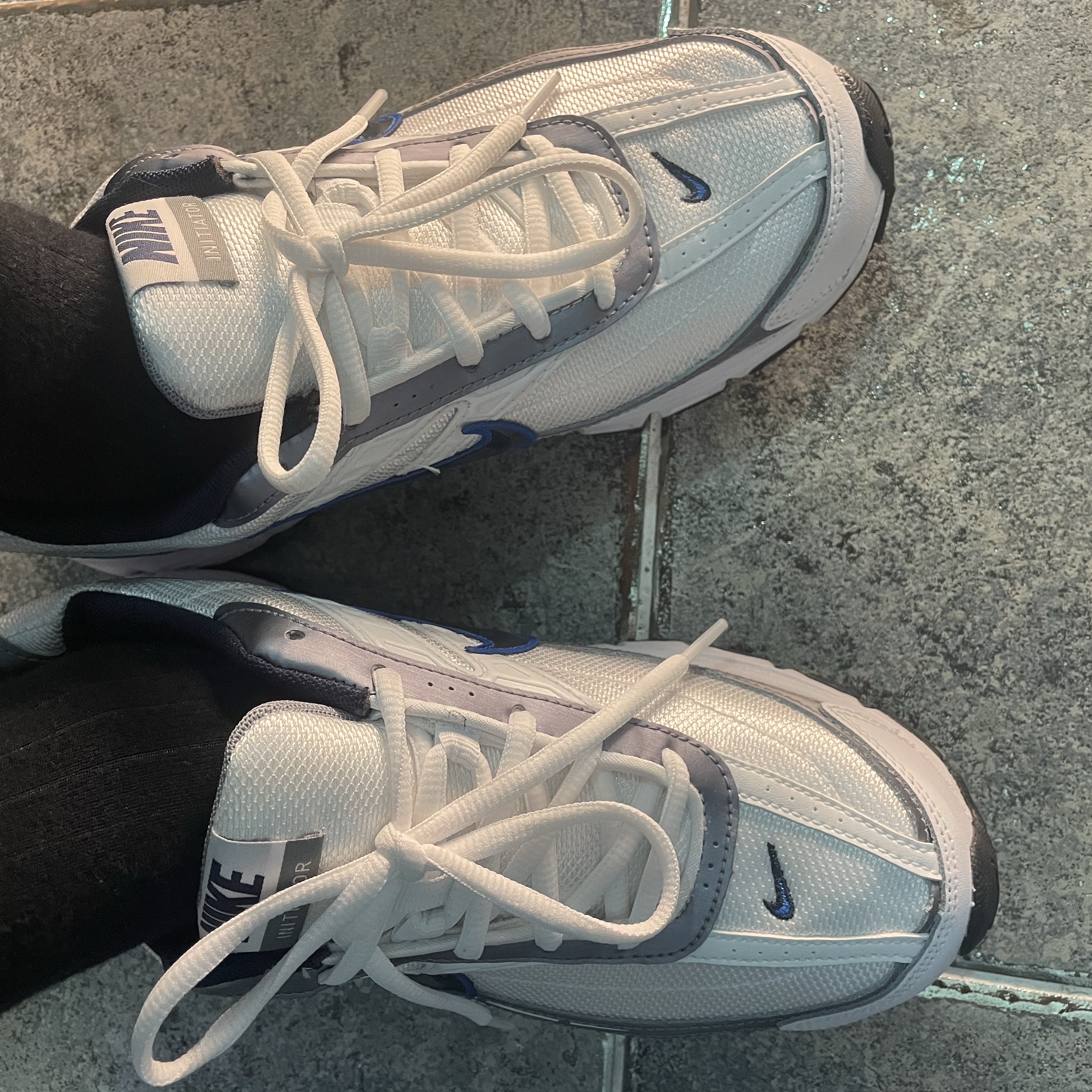 Nike Initiator White Obsidian Metallic Cool Grey 착용 스타일 - 2