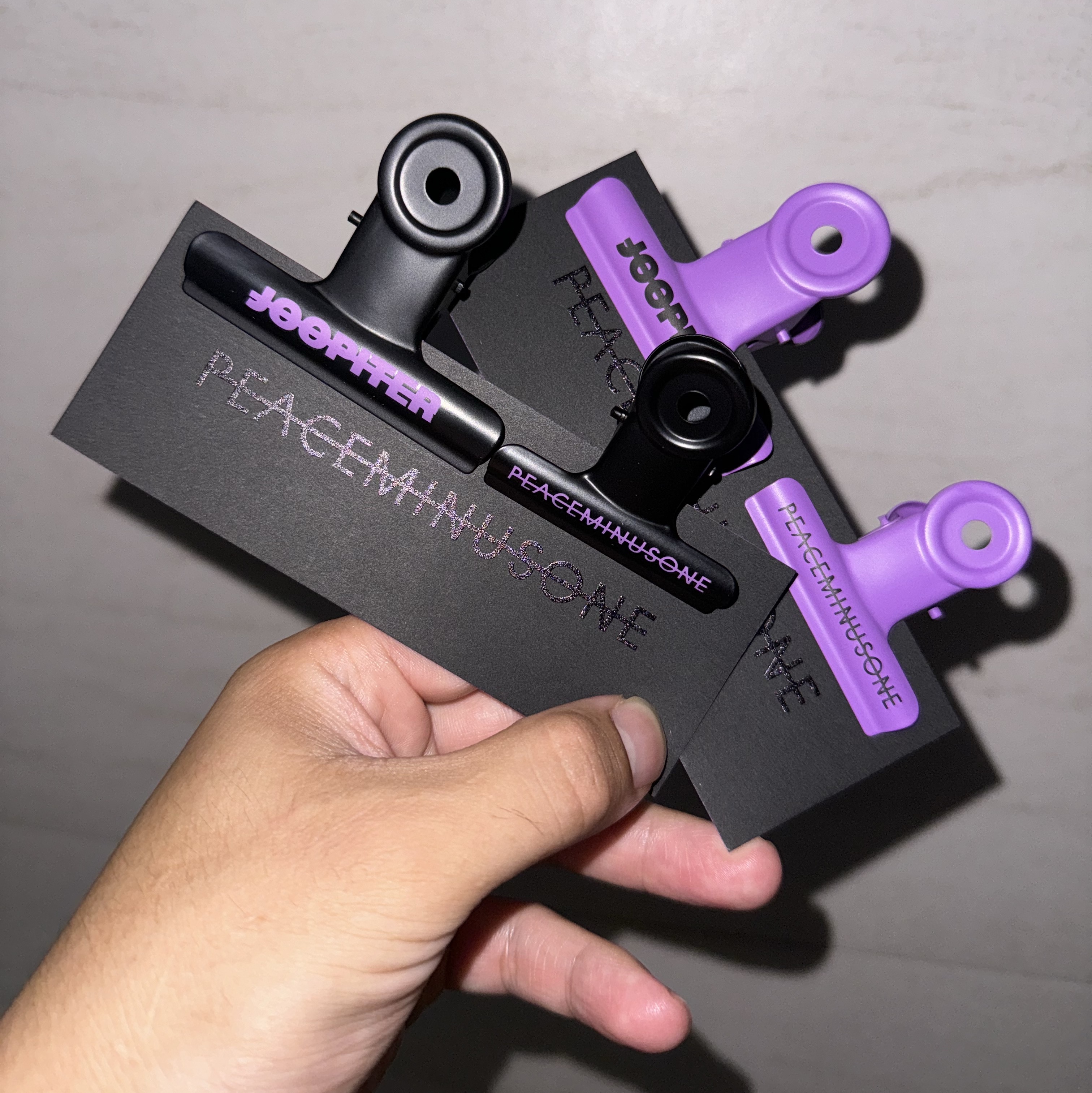 Peaceminusone x Joopiter Bulldog Clip Set Purple 착용 스타일