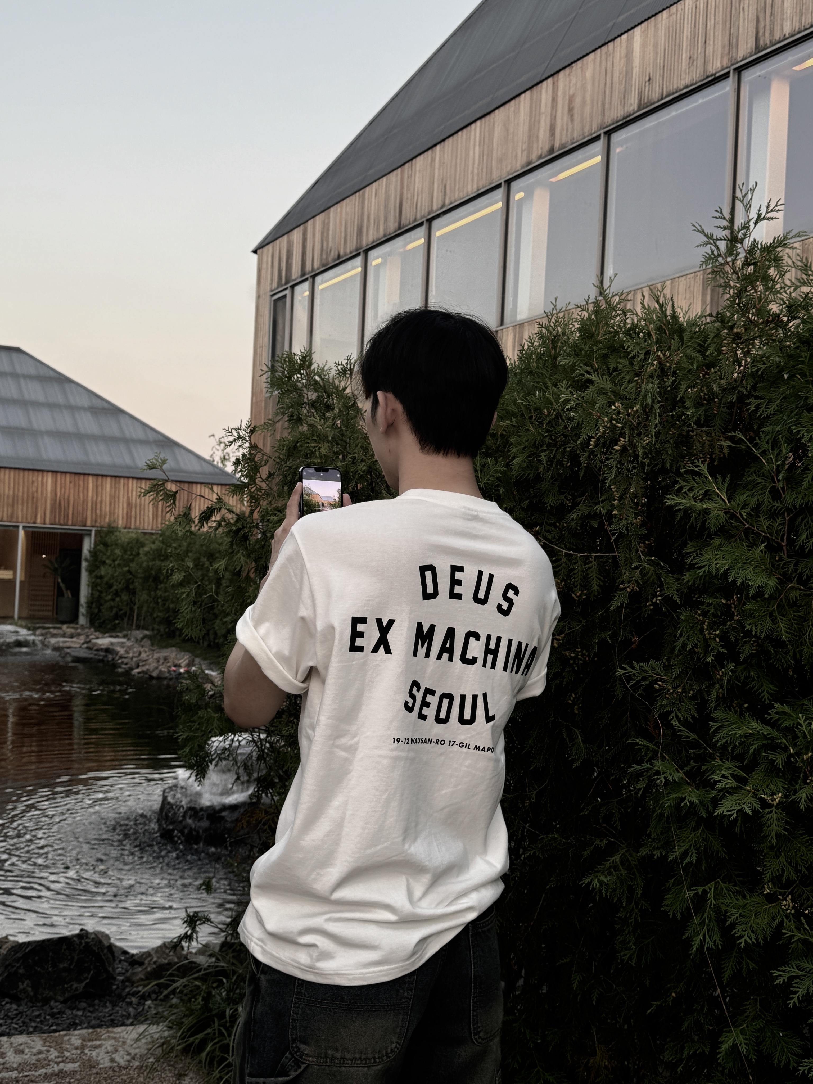 Deus Ex Machina Seoul College T-Shirt White 착용 스타일 - 1