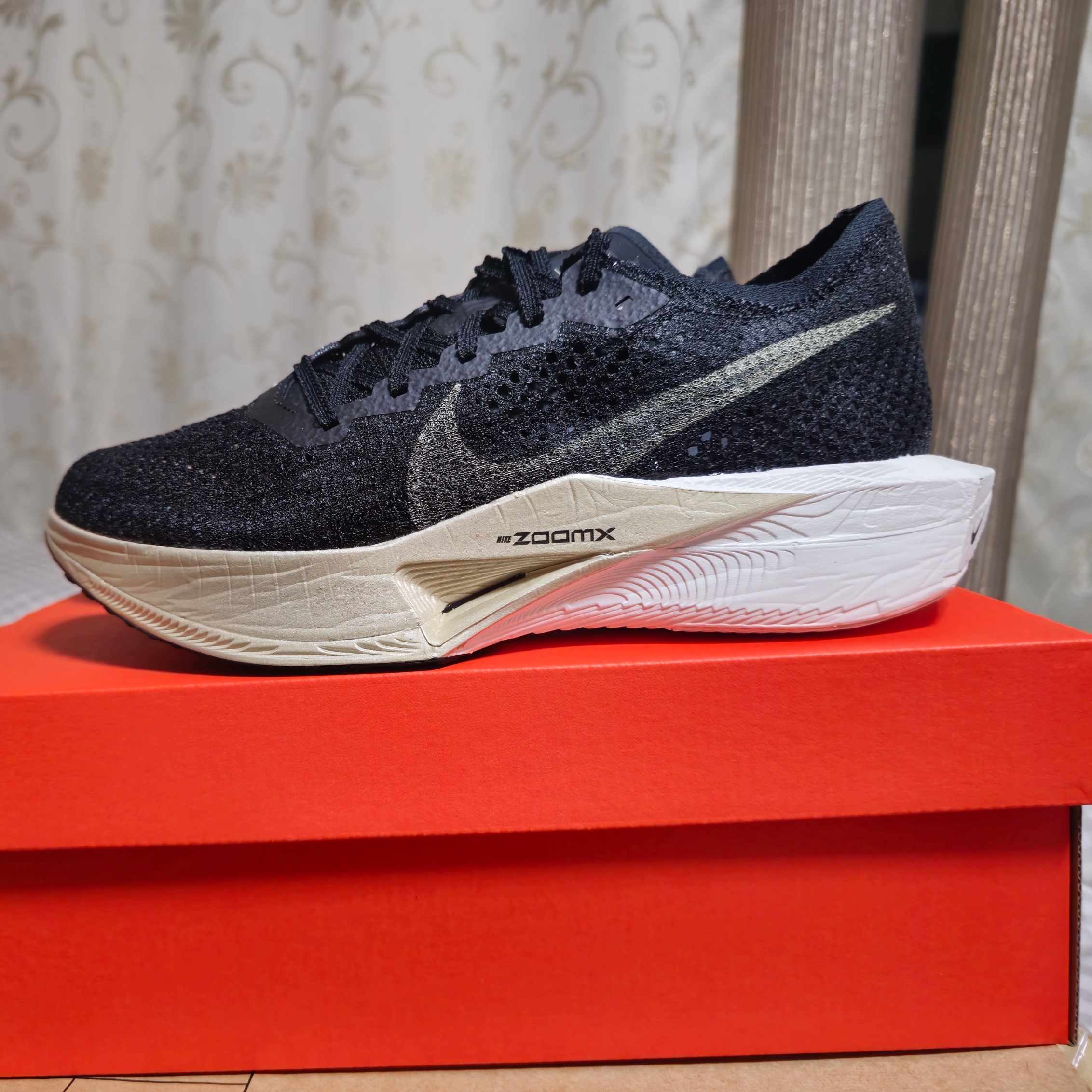 Nike ZoomX Vaporfly Next% 3 Black Metallic Gold Grain 착용 스타일