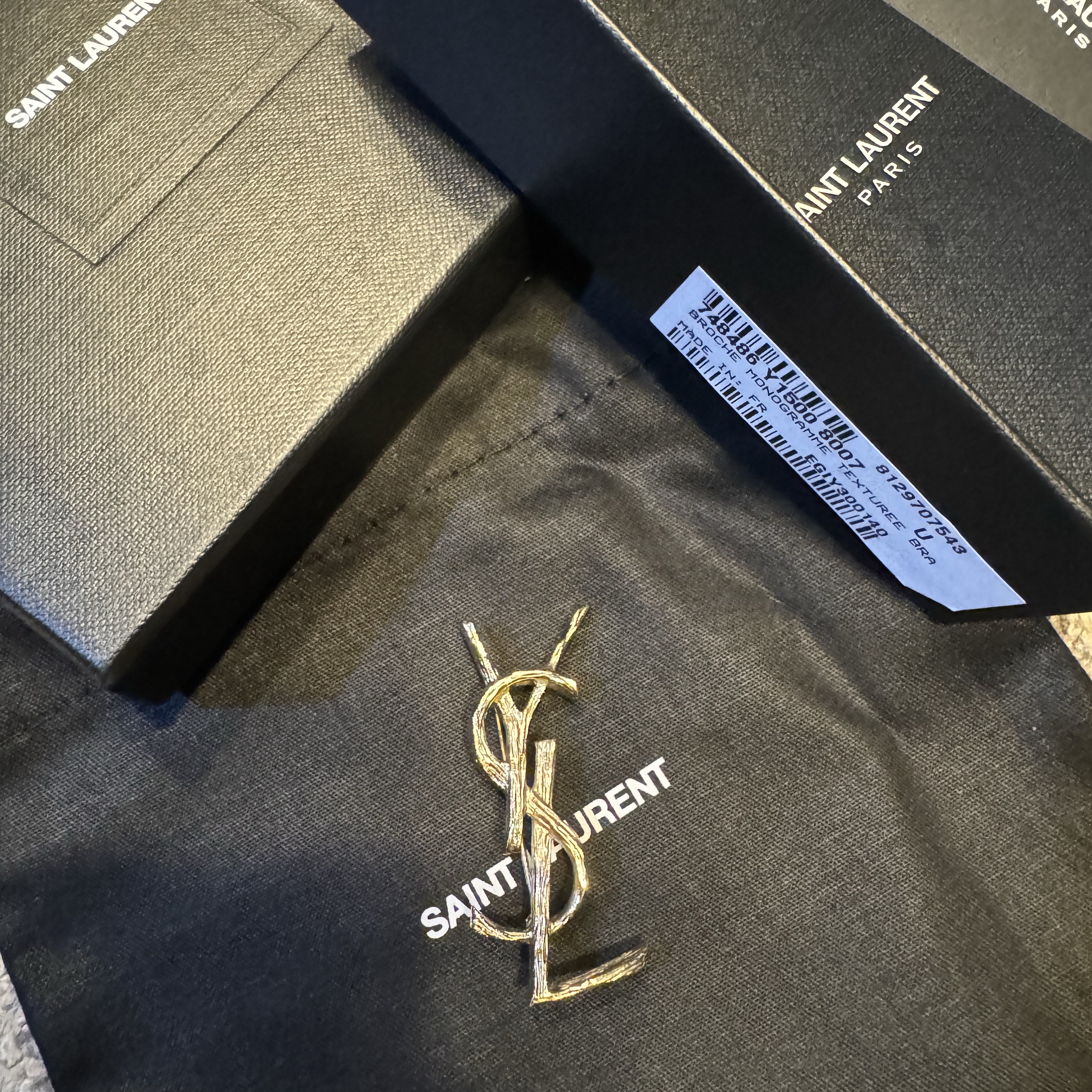 (W) Saint Laurent Opyum Ysl Brooch in Metal Light Satin Gold 착용 스타일