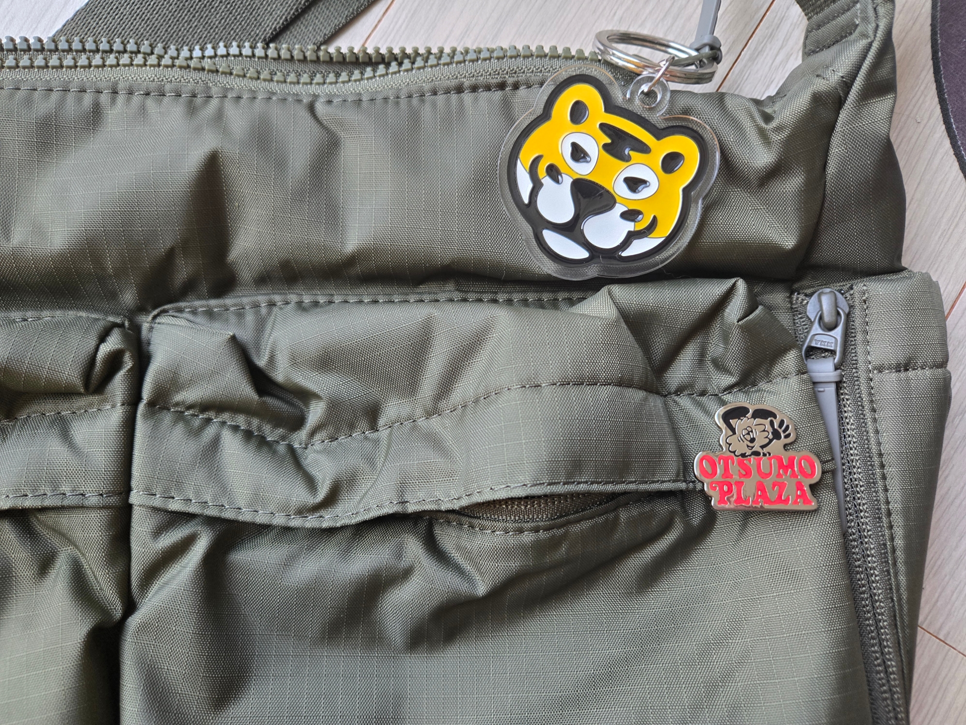 Verdy Otsumo Plaza Pins Red - Otsumo Plaza Exclusive, Uniqlo Multi Pocket Shoulder Bag Olive 착용 스타일 - 2
