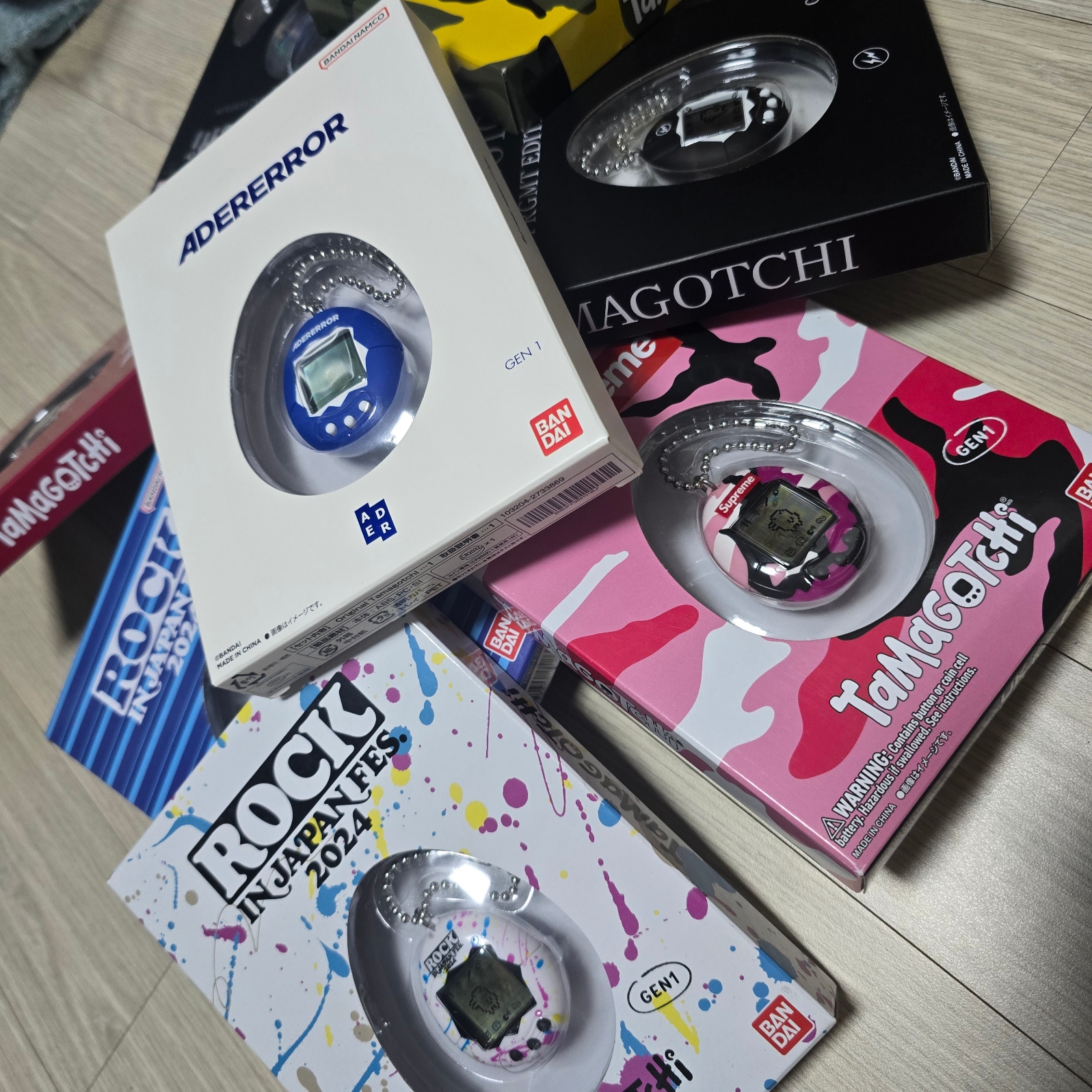 Ader Error x Bandai Original Tamagotchi Z-Blue, Fragment x Bandai Original Tamagotchi Black 착용 스타일
