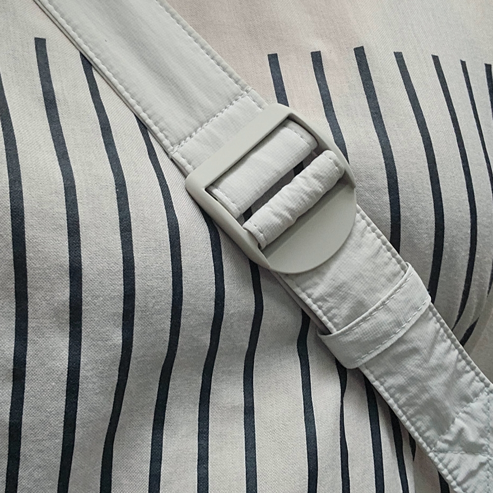 COS Nylon Crossbody Saddle Bag Light Grey Stone 착용 스타일 - 3