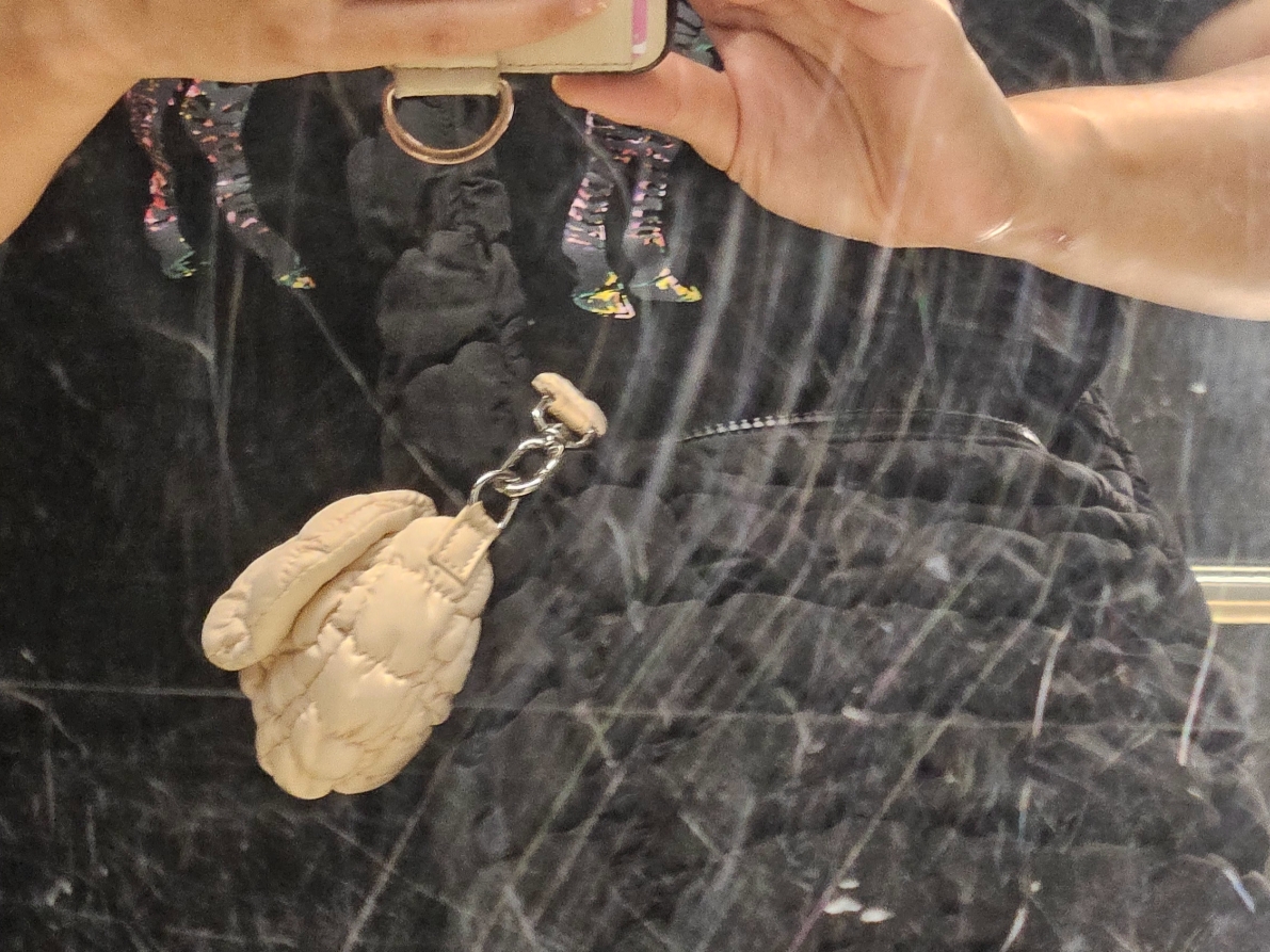 COS Quilted Messenger Bag Black, COS Quilted Nano Bag Beige 착용 스타일 - 5