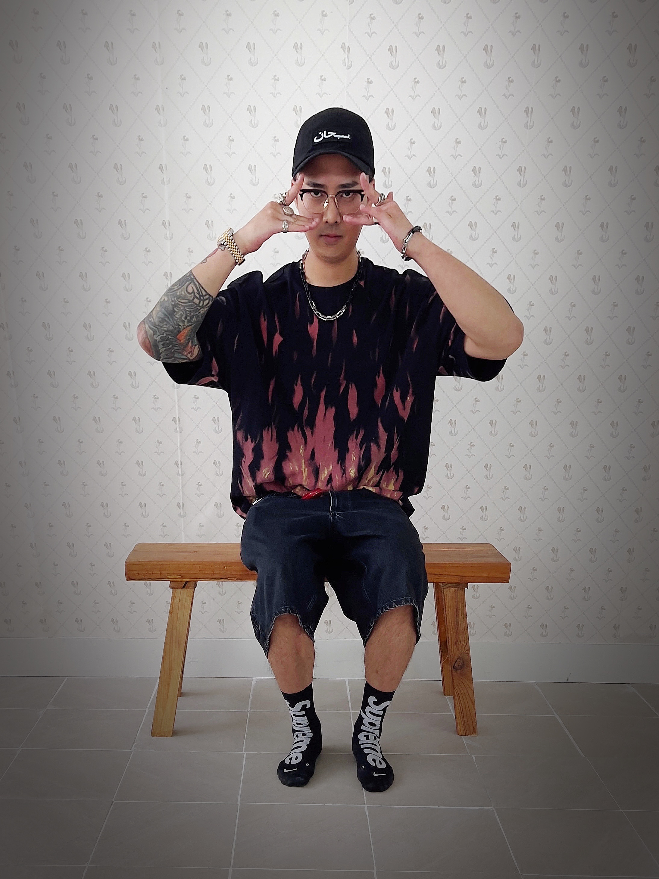 Supreme Arabic Label Camp Cap Black - 24FW, Supreme x MM6 Maison Margiela Liquid Blue Oversized T-Shirt Black - 24SS 착용 스타일 - 1