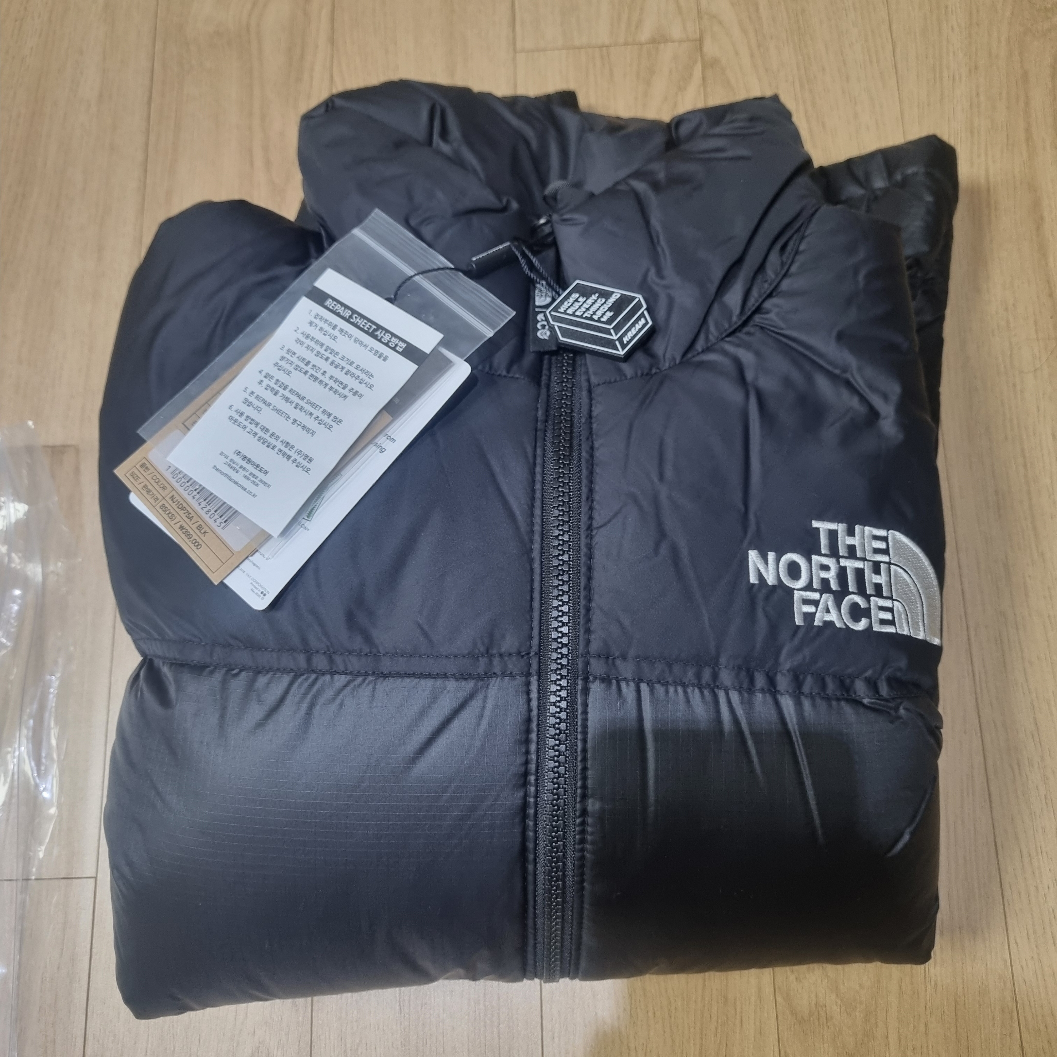 The North Face 1996 Eco Nuptse Jacket Black 착용 스타일
