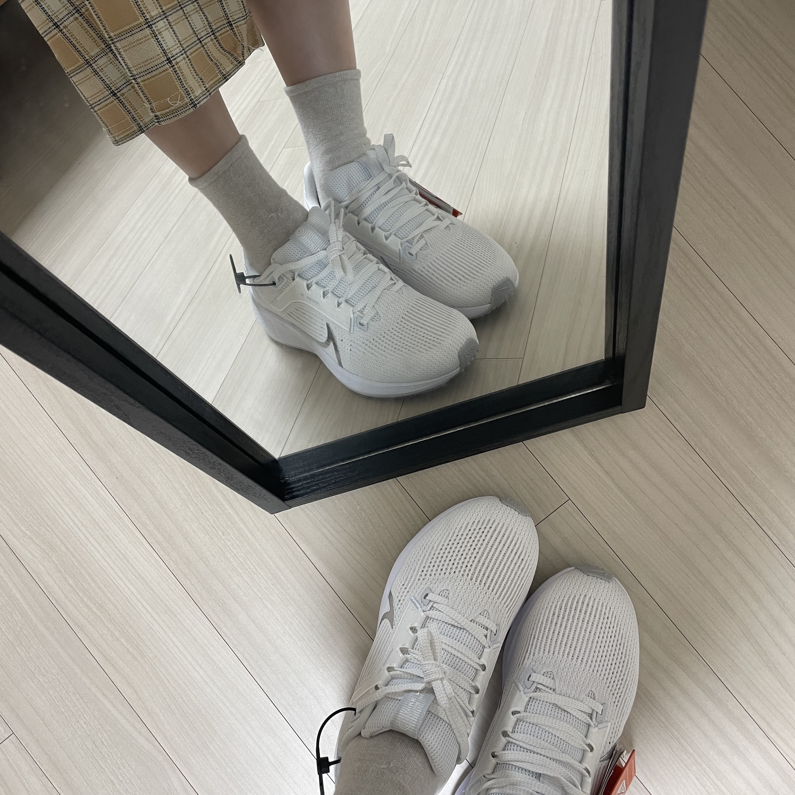 (W) Nike Air Zoom Pegasus 40 White Metallic Silver 착용 스타일