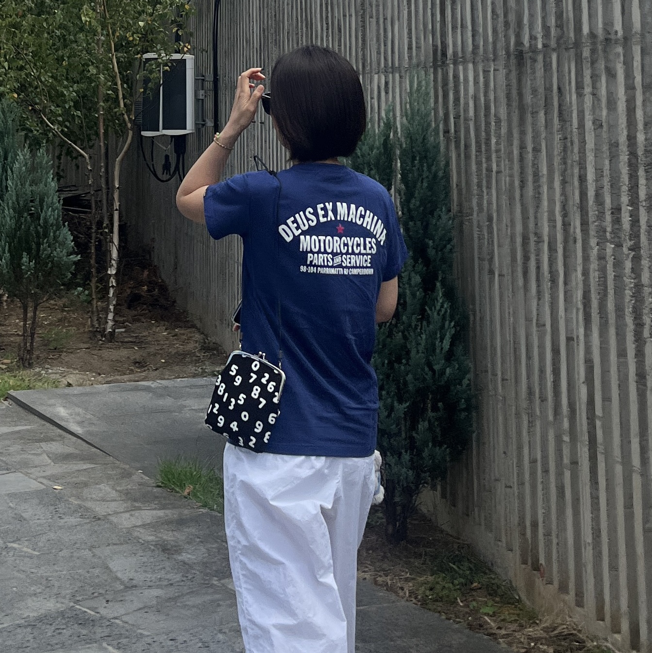 Sou Sou Canvas Soft Gamaguchi Bag Large Black (with 110cm Black Leather Strap), (W) Crocs Classic Mega Crush Clog Black 착용 스타일 - 1