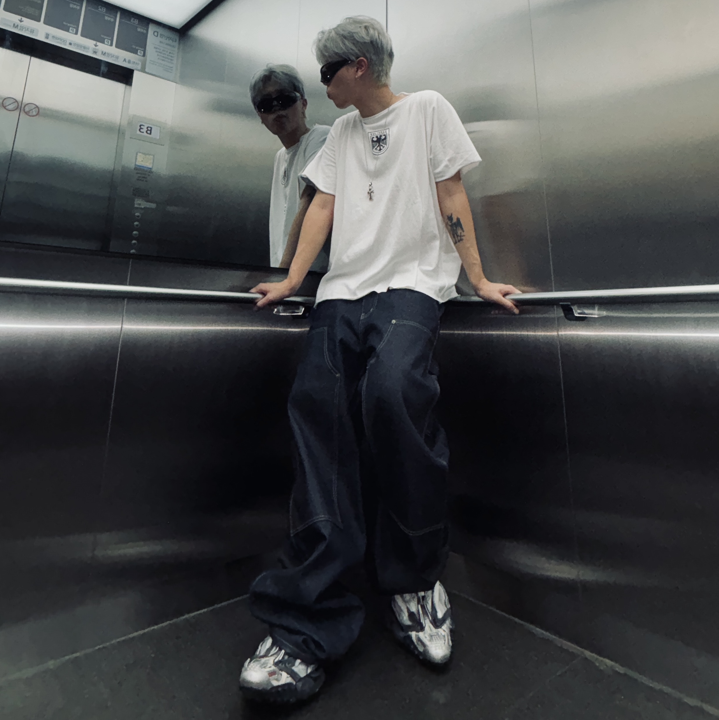 Balenciaga Skin XXL Cat Sunglasses Black, Yeezy Vultures Box T-Shirt White 착용 스타일 - 5