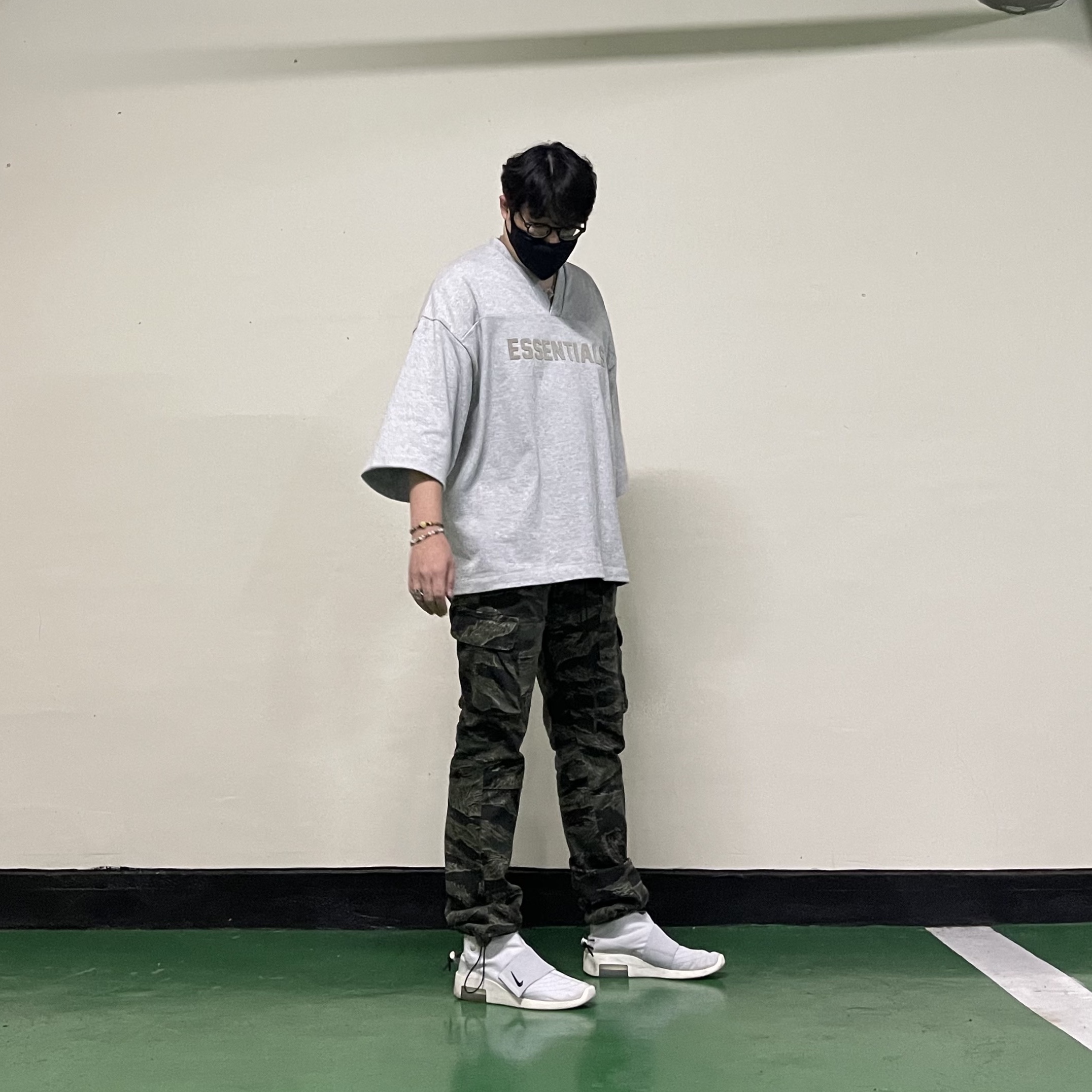 Essentials Heavy Jersey Football T-Shirt Light Heather Grey - 24SS, Nike x Fear of God Air Fear of God Moccasin Pure Platinum 착용 스타일 - 2