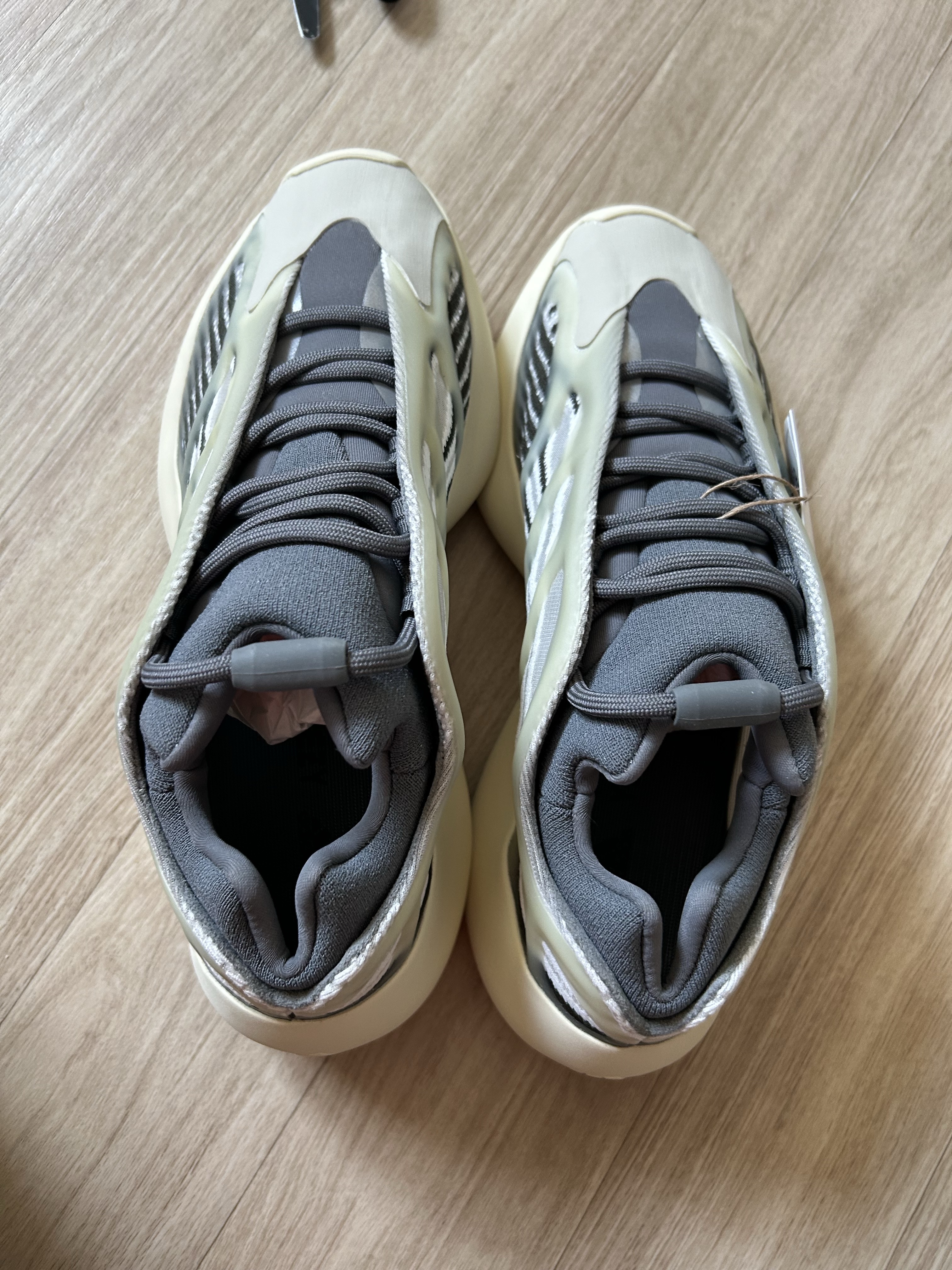 Adidas Yeezy 700 V3 Fade Salt 착용 스타일