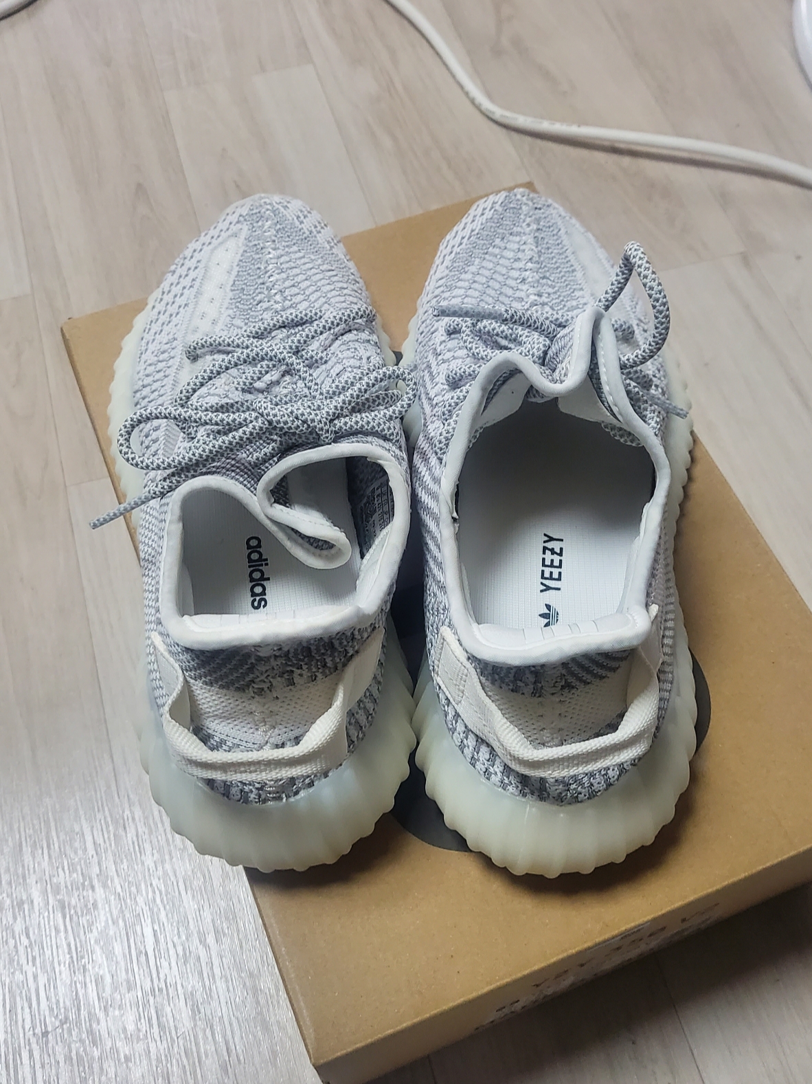 Adidas Yeezy Boost 350 V2 Static 2023 착용 스타일 - 3