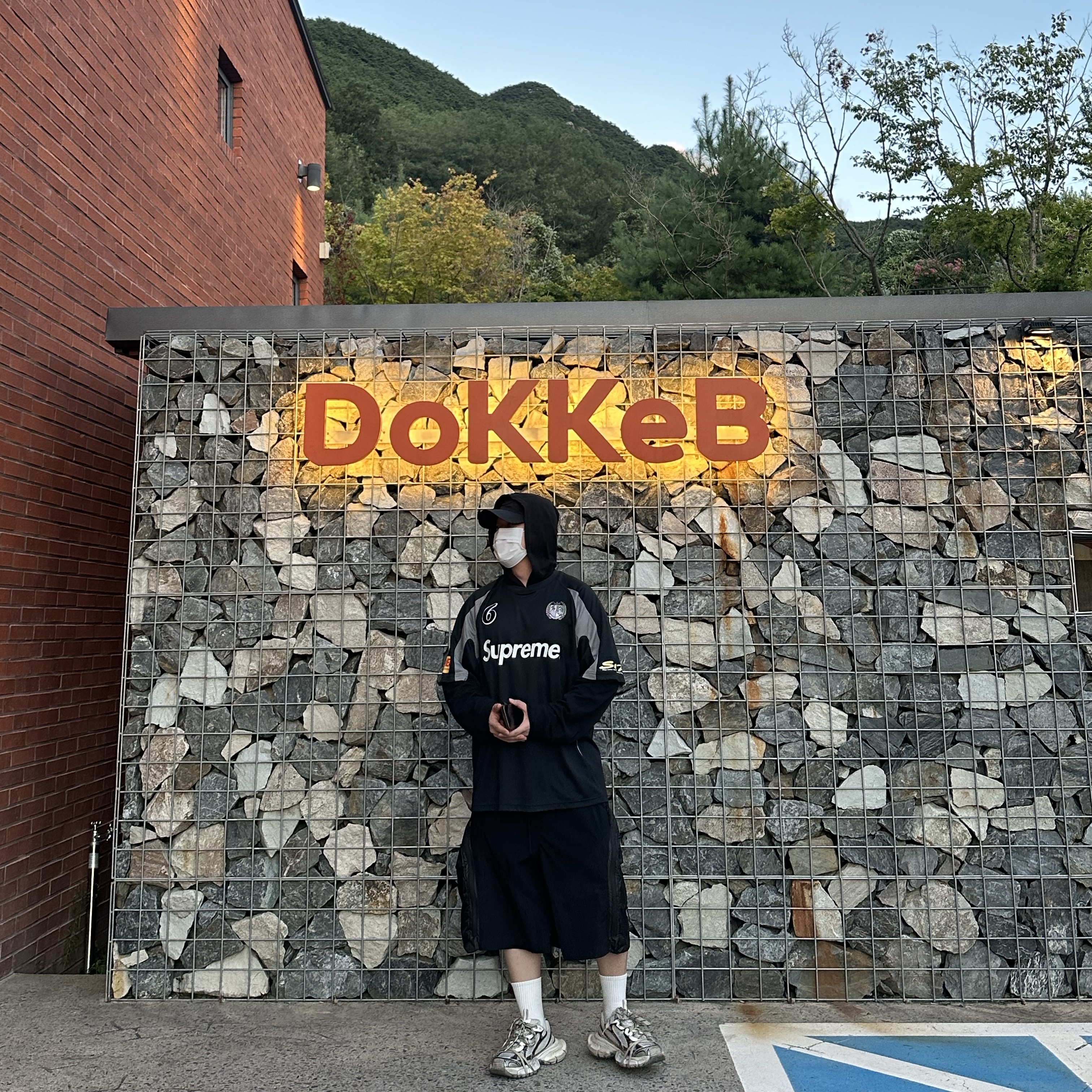 Supreme Hooded Soccer Jersey Black - 23FW, Balenciaga 3XL Sneakers Beige 착용 스타일