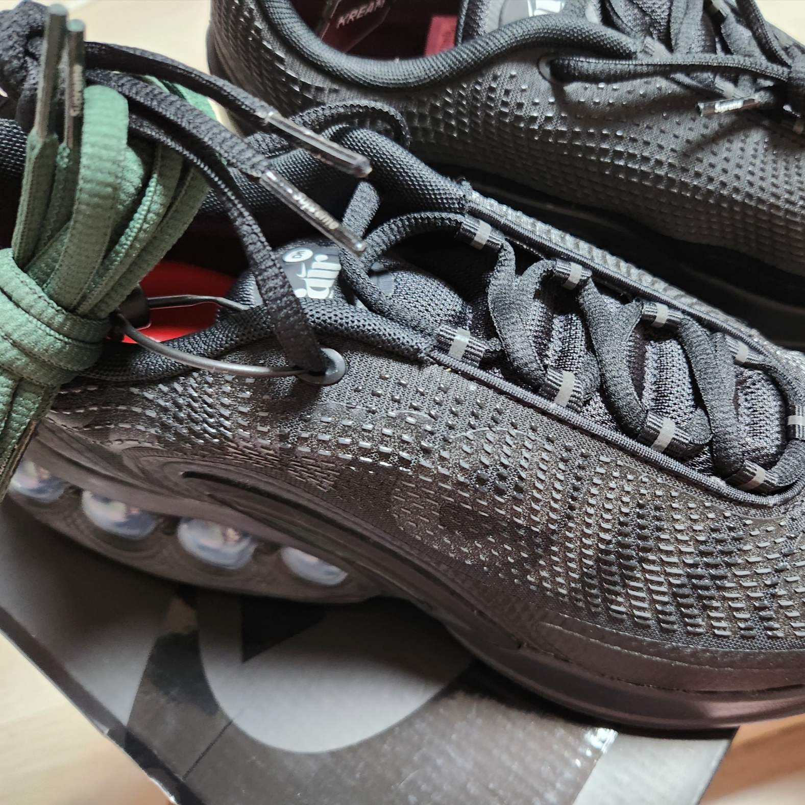 Nike x Supreme Air Max DN SP Black Galactic Jade 착용 스타일 - 1