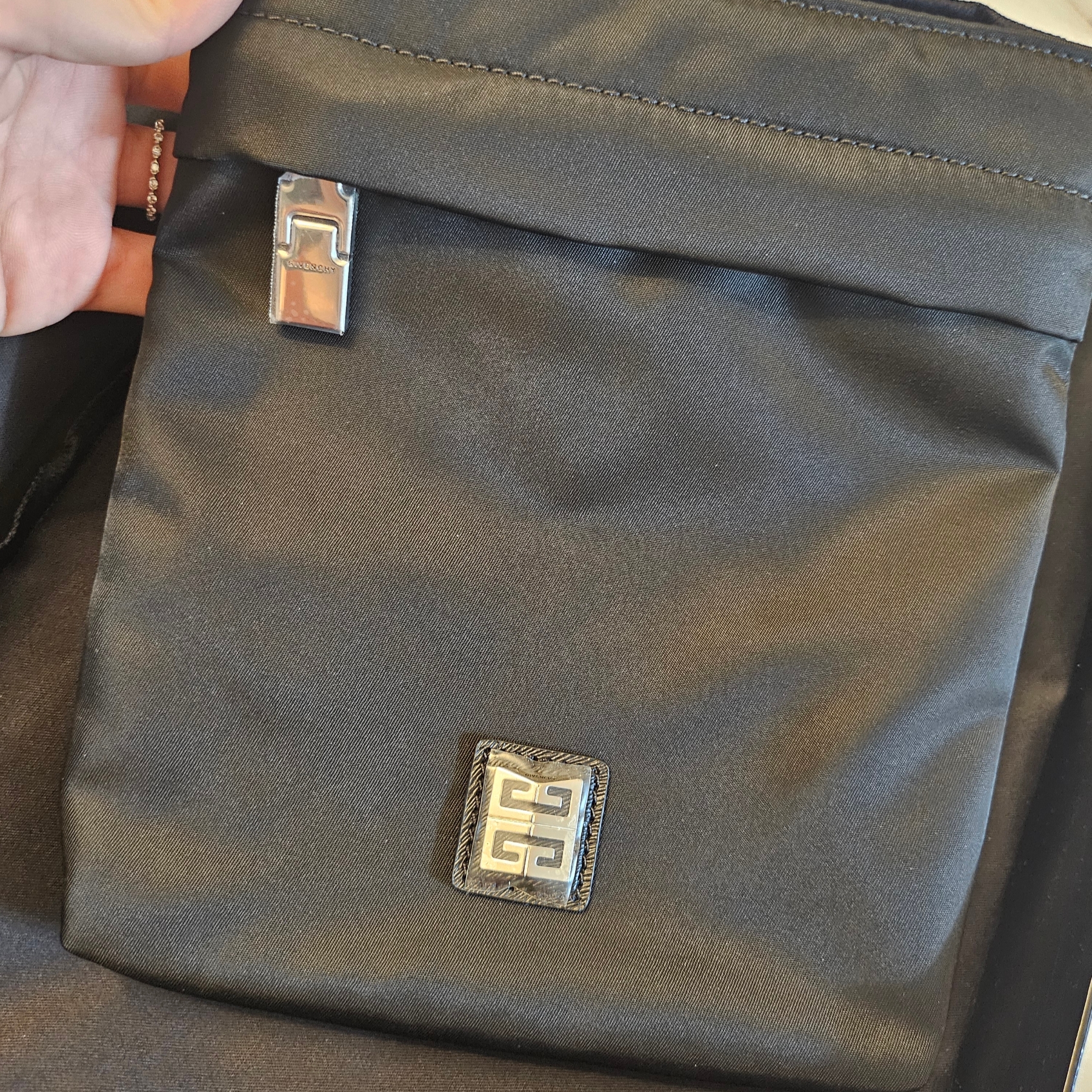 Givenchy 4G Light Phone Pouch Black 착용 스타일