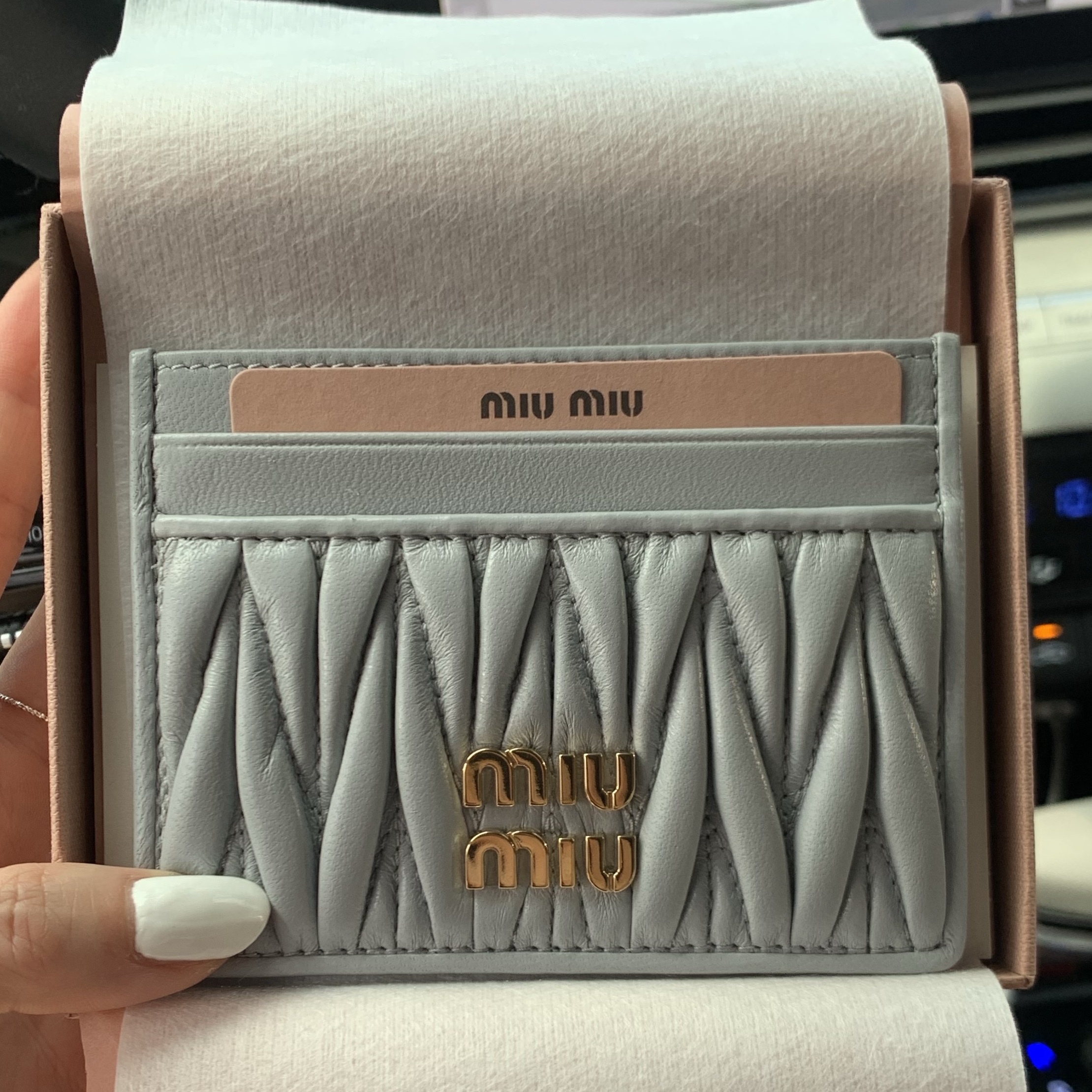 Miu Miu Matelasse Nappa Leather Card Holder Cornflower Blue 착용 스타일 - 1