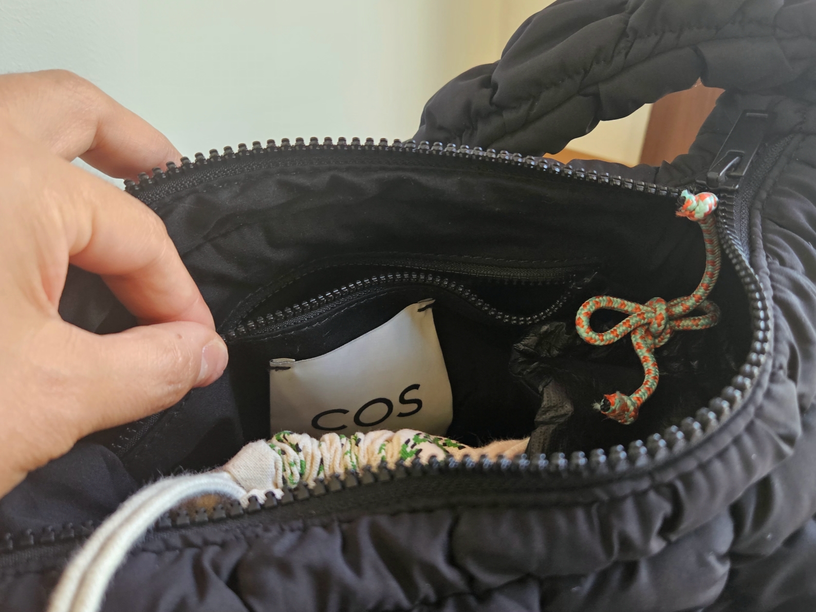 COS Quilted Messenger Bag Black, COS Quilted Nano Bag Beige 착용 스타일 - 3