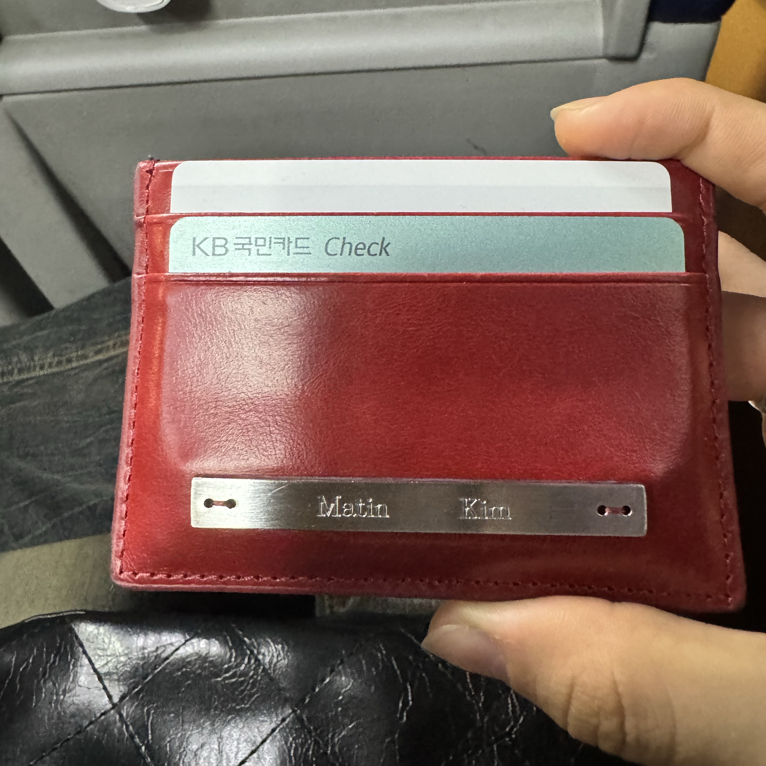 Matin Kim Vintage Card Wallet Red 착용 스타일