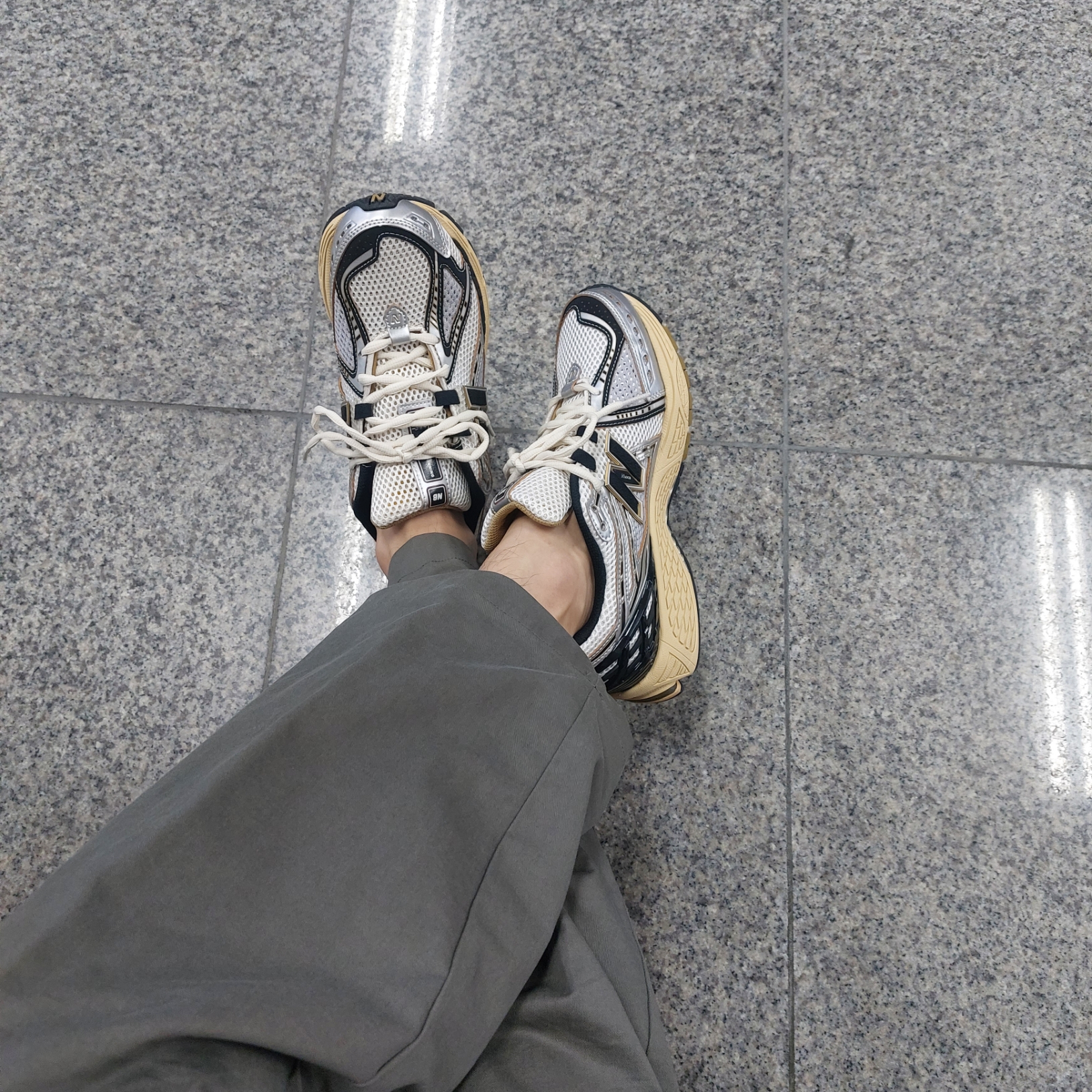 New Balance 1906R Vintage Grey Metallic Silver 착용 스타일 - 1